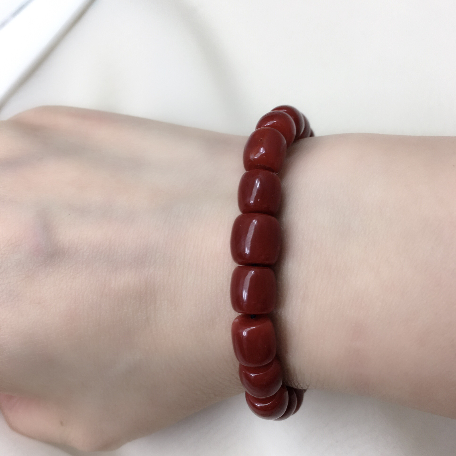 【天然日本阿卡赤血牛血红珊瑚9mm桶珠单手链】难得高瓷度，日本阿卡桶珠。整条牛血红颜色，珠子直径9-7.6mm，重量20.54克！每颗珠子均为天然的珊瑚，材料限制有阿卡标志性白芯眼。珊瑚自古就为佛教珍宝，深海千年有机宝石！收藏价值高、可传承！追求颜色美的福音！实物漂亮！
