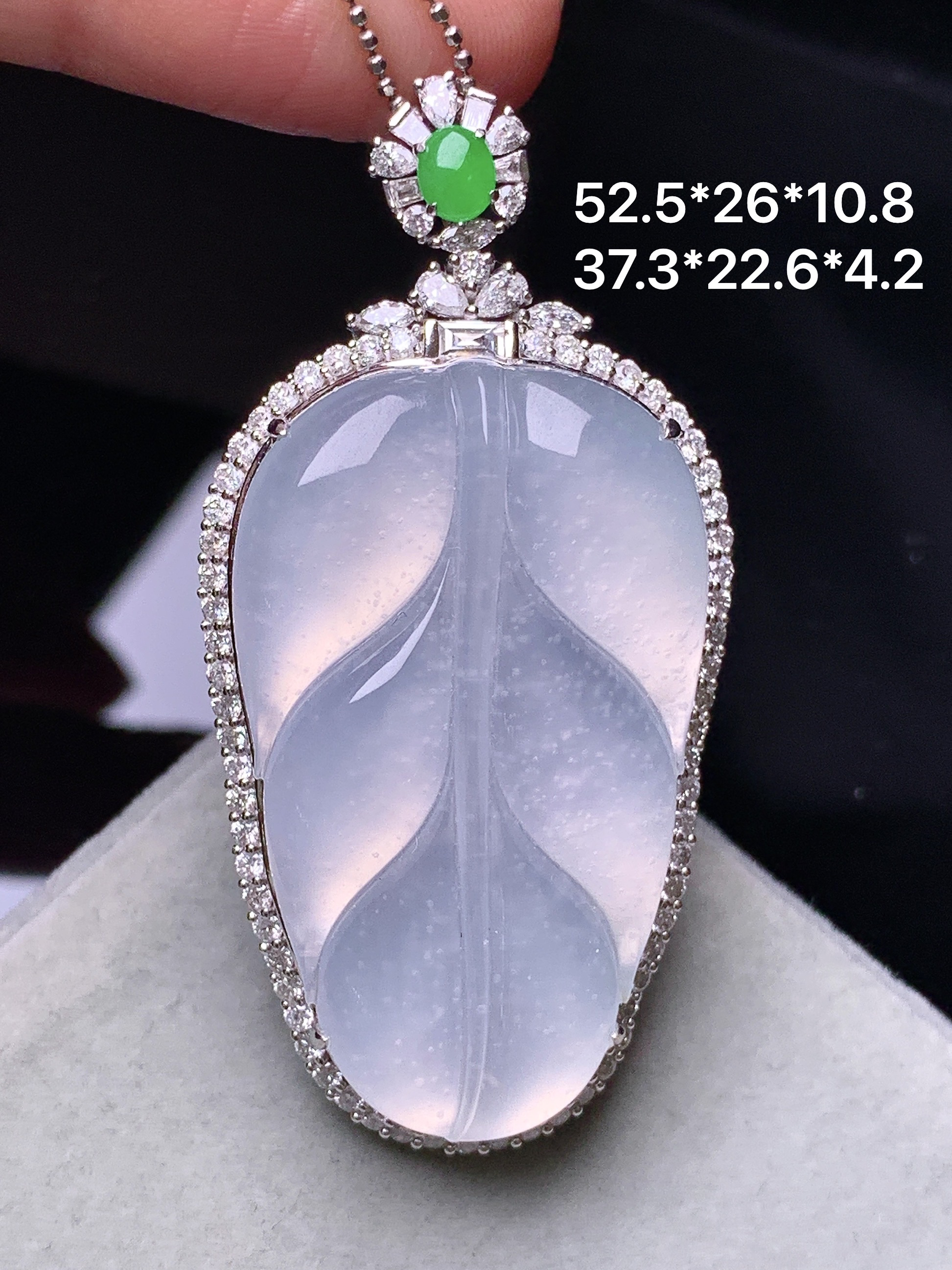 18k金钻镶嵌冰种树叶吊坠 玉质细腻 色泽艳丽清新 水润亮眼 整体尺寸52.5*26*10.8k1