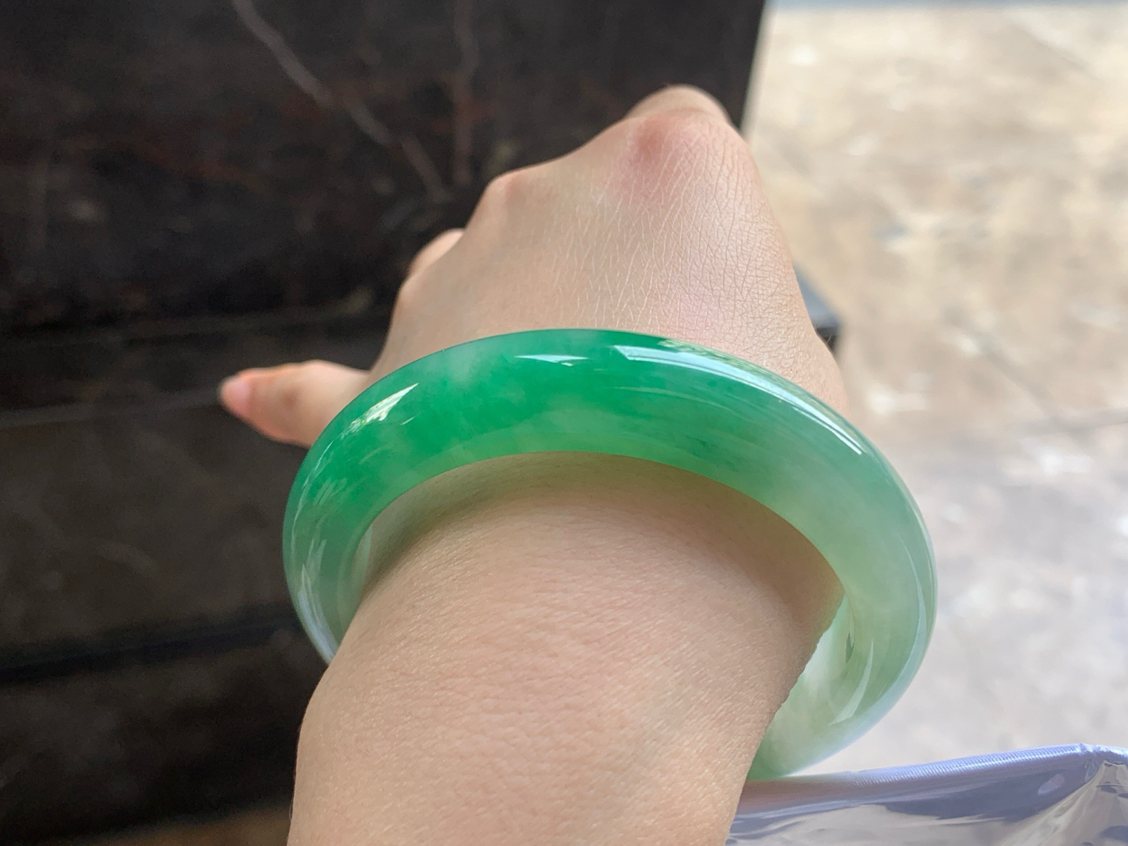 55-12.8-8.9

绿色手镯^_^鲜艳 玉质温润