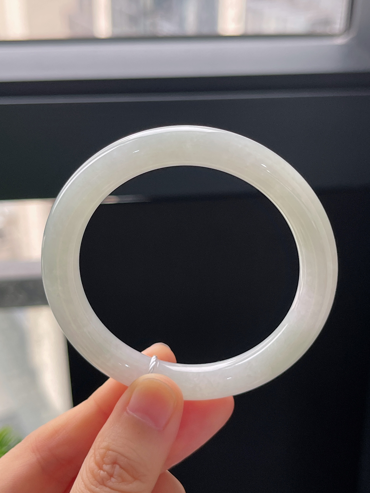 圆镯52.9圈口，翡翠冰糯种淡绿色手镯