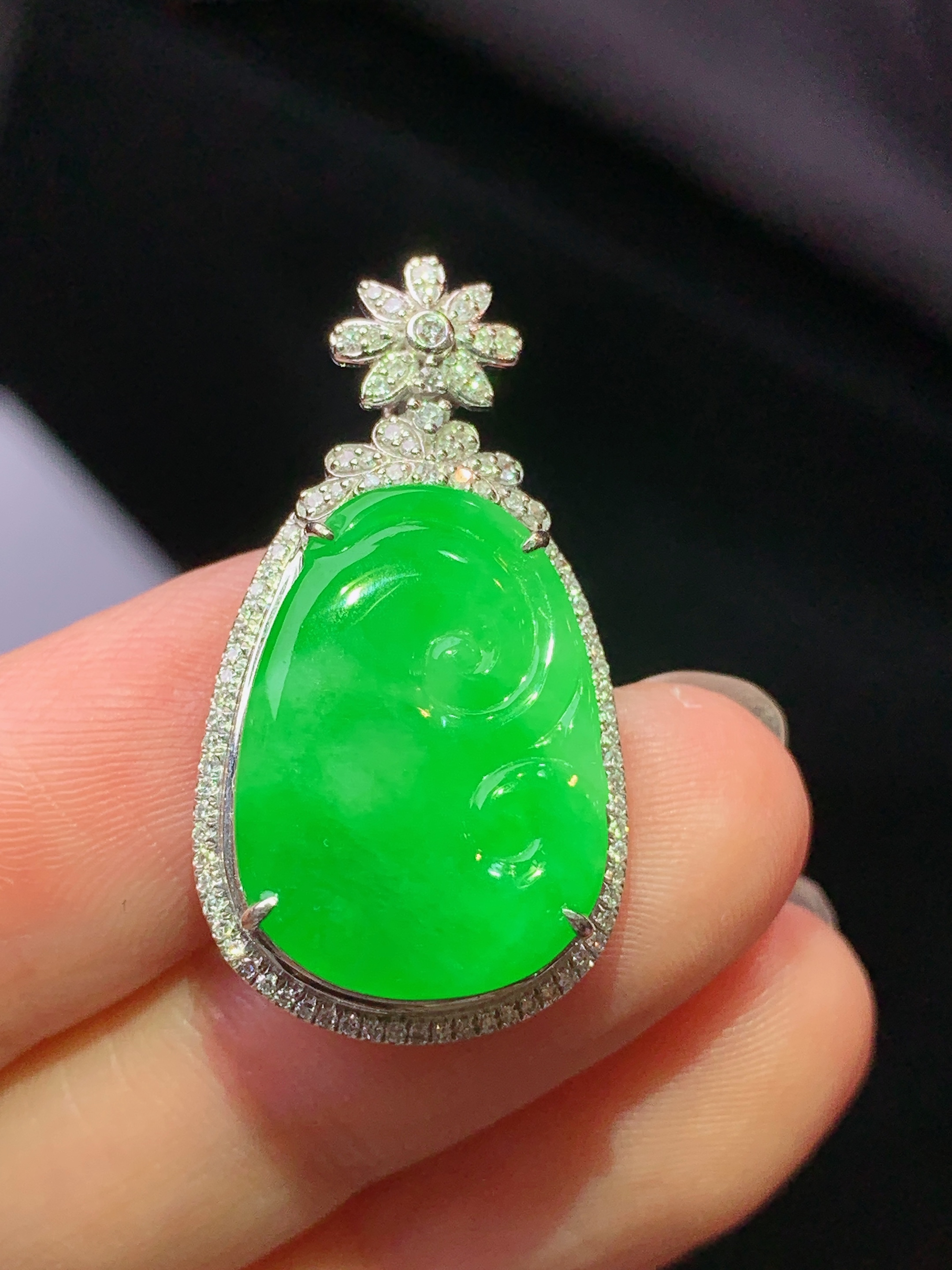 18k金钻镶嵌翠绿如意吊坠 玉质细腻 色泽艳丽清新 水润亮眼 整体尺寸29.5*16.2*6.2k1