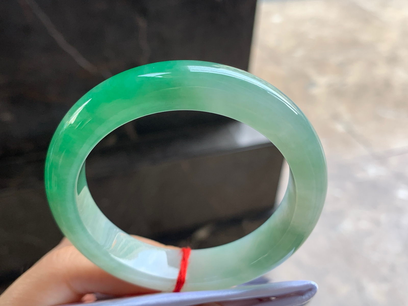 55-12.8-8.9

绿色手镯^_^鲜艳 玉质温润