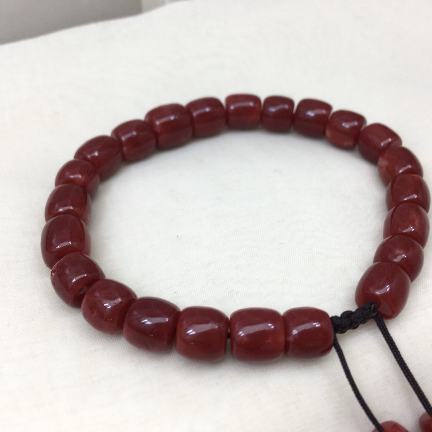 【天然日本阿卡赤血牛血红珊瑚9mm桶珠单手链】难得高瓷度，日本阿卡桶珠。整条牛血红颜色，珠子直径9-7.6mm，重量20.54克！每颗珠子均为天然的珊瑚，材料限制有阿卡标志性白芯眼。珊瑚自古就为佛教珍宝，深海千年有机宝石！收藏价值高、可传承！追求颜色美的福音！实物漂亮！