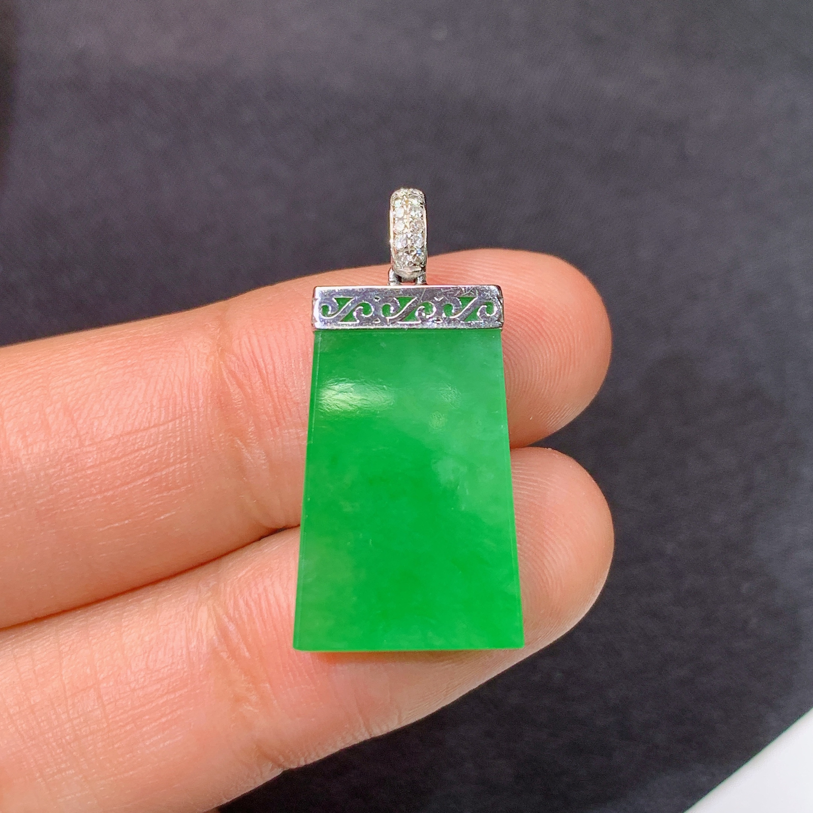 阳绿无事牌吊坠，18k金镶嵌，冰润色阳，种水足，Lh 尺寸26.2*12.8*3
