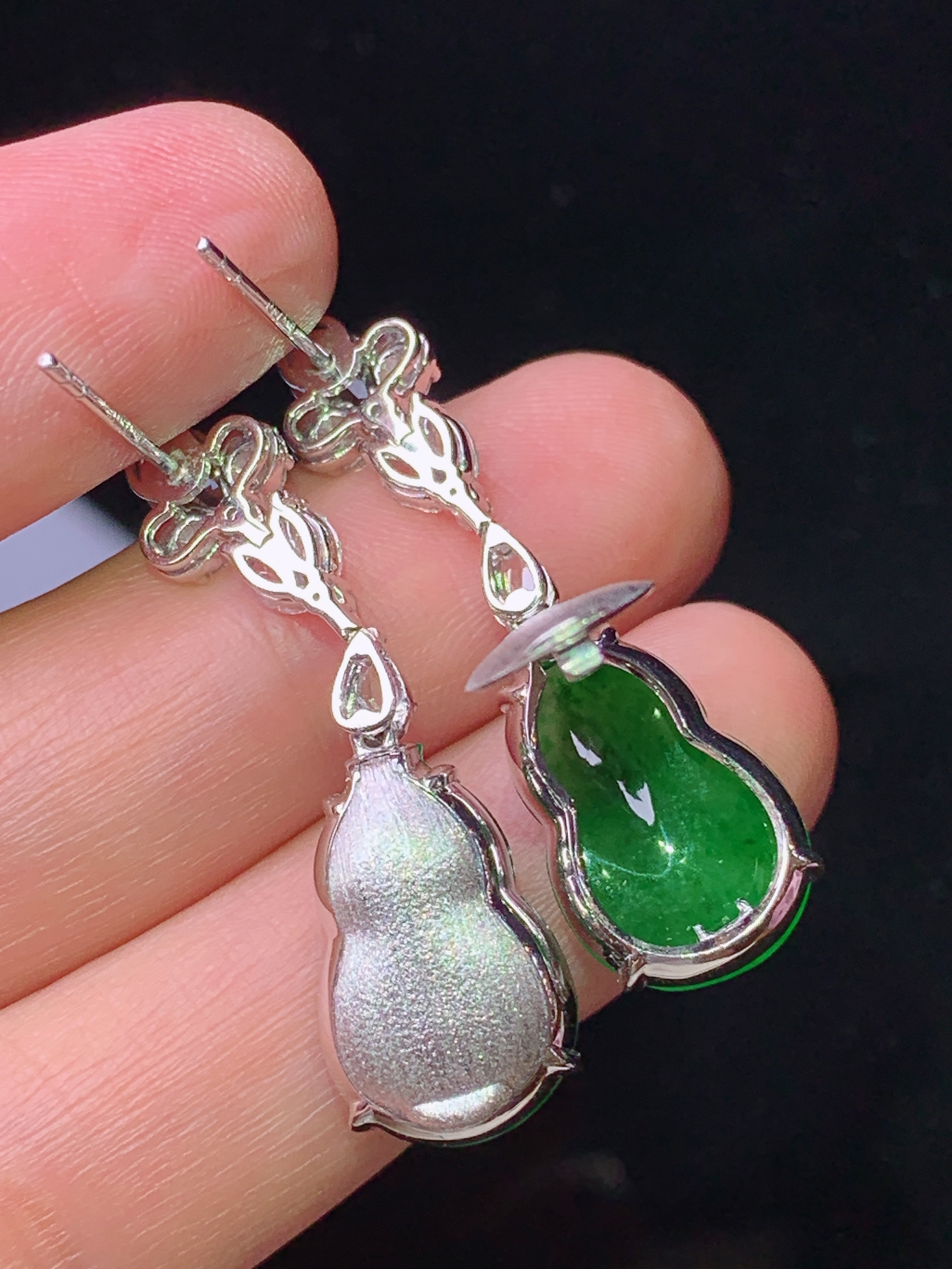 18k金钻镶嵌翠绿葫芦耳坠 玉质细腻 色泽艳丽清新 水润亮眼 整体尺寸34.5*10.2*7.5m5