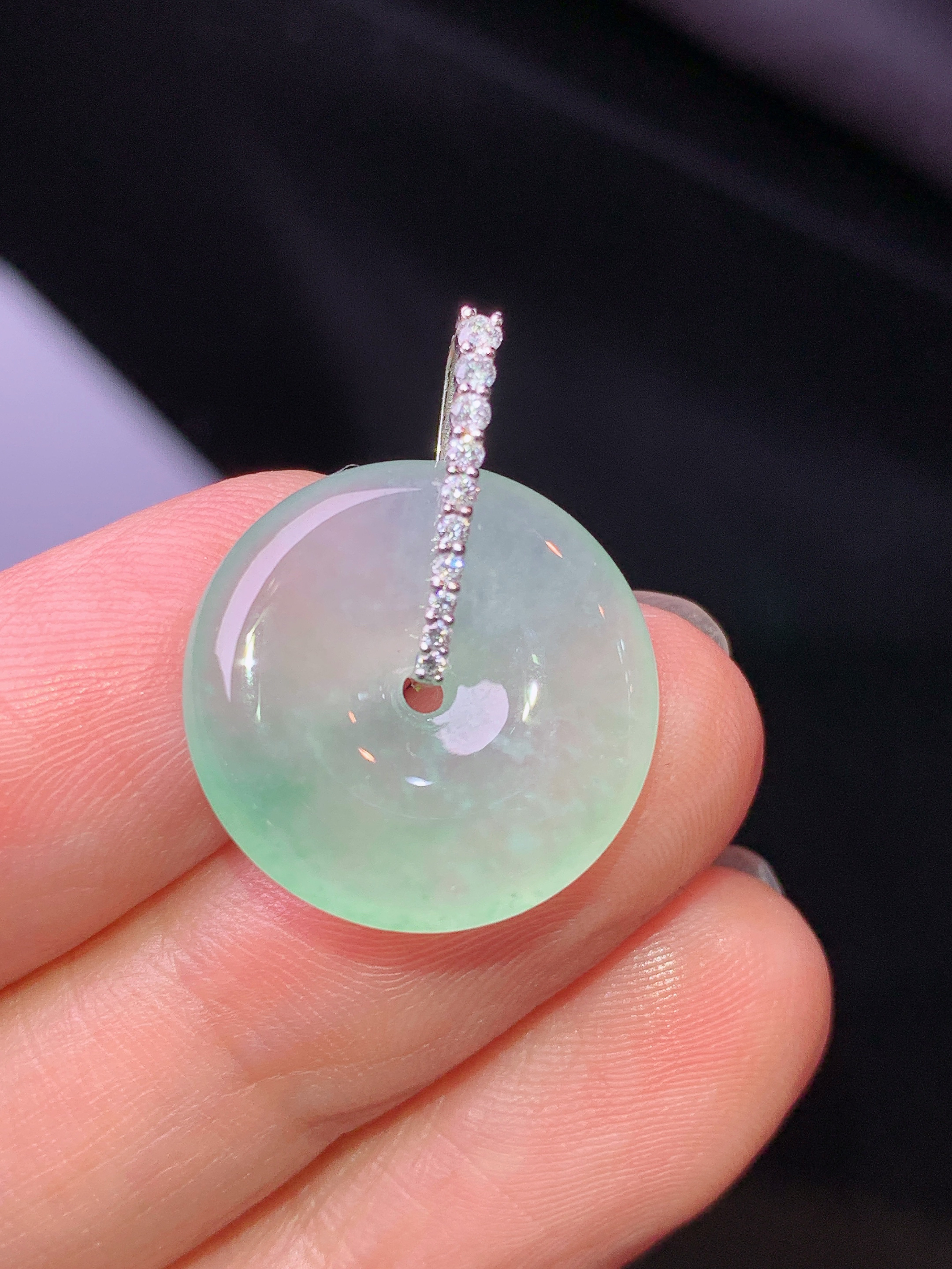 18k金钻镶嵌冰种平安扣吊坠 玉质细腻 色泽艳丽清新 水润亮眼 整体尺寸23.2*17.8*4b1