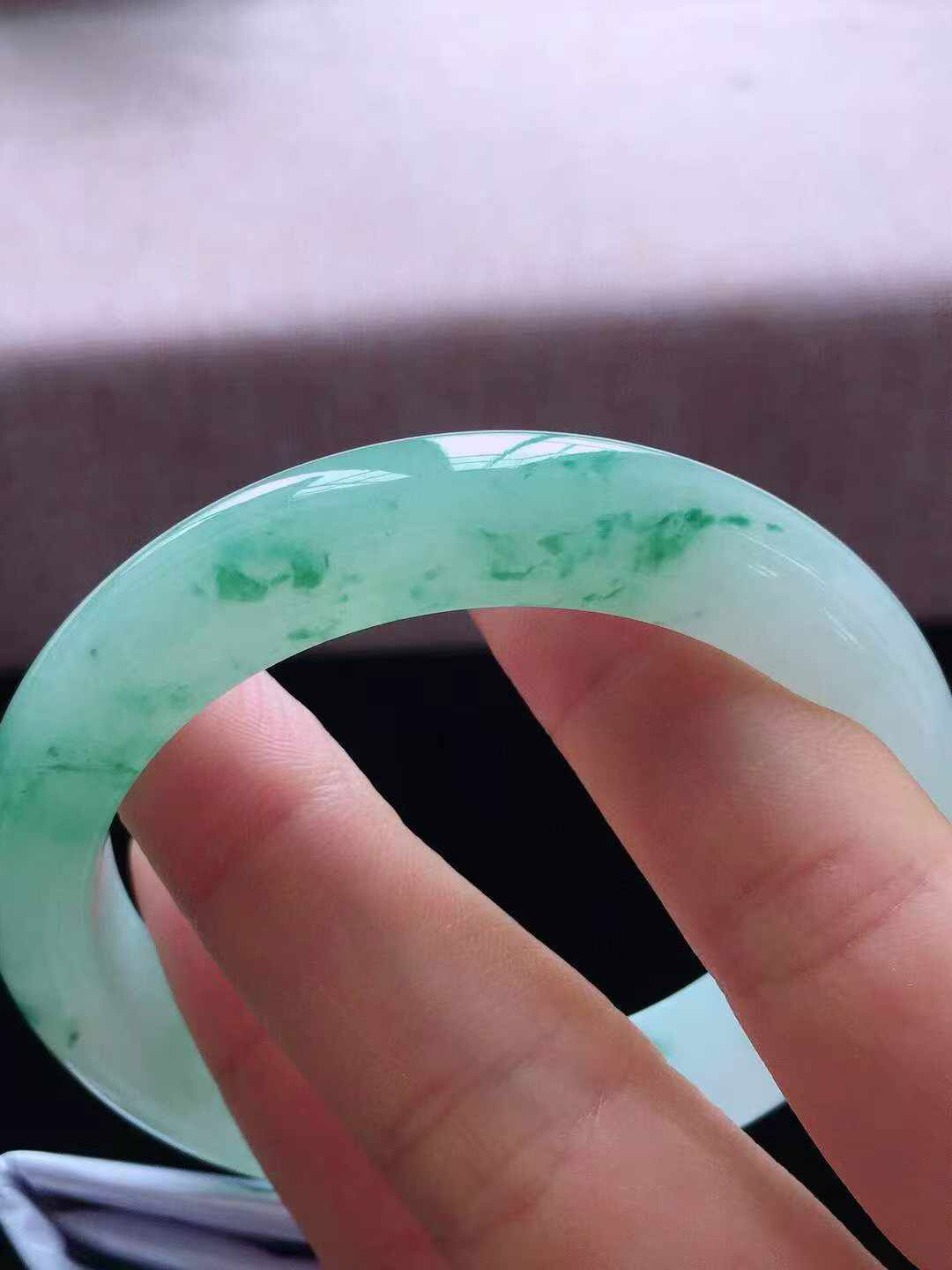 【翡翠名称】老坑种冰飘花55正圈口手镯
【翡翠尺寸】55*12*8.8mm适合54-56正圈口佩戴
【翡翠描述】宝贝种老水足，玉质细腻，色泽靓丽，性价比高，佩戴效果好！
【其它赠送】权威证书/精美挂绳盒子/支持全国复检