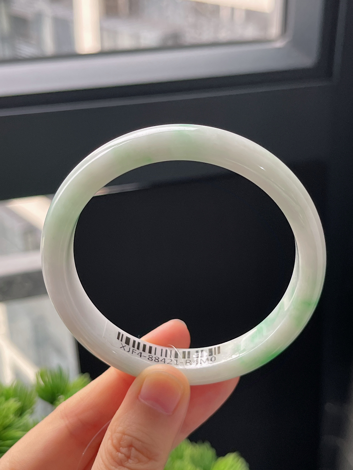 正圈59圈口，翡翠糯化种飘绿白底青手镯