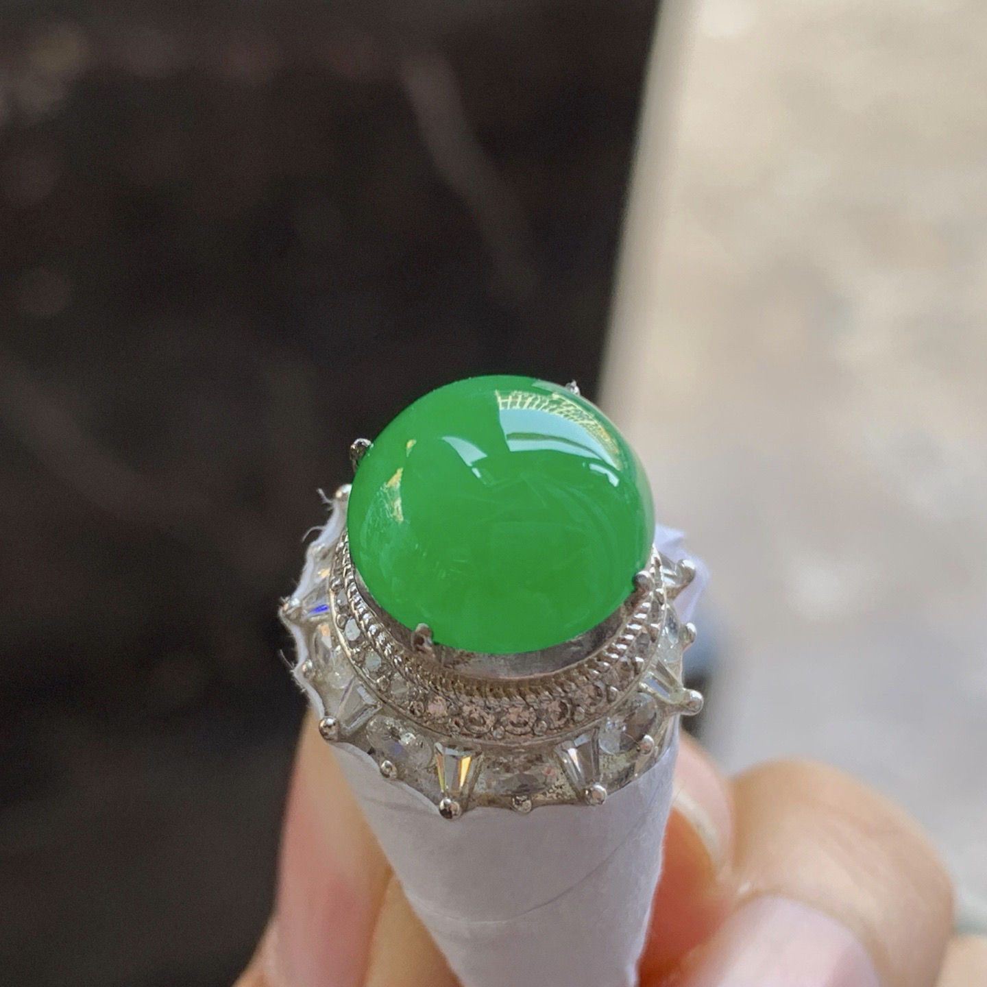 阳绿色戒面^_^鲜艳 玉质温润 饱满圆润
铜托