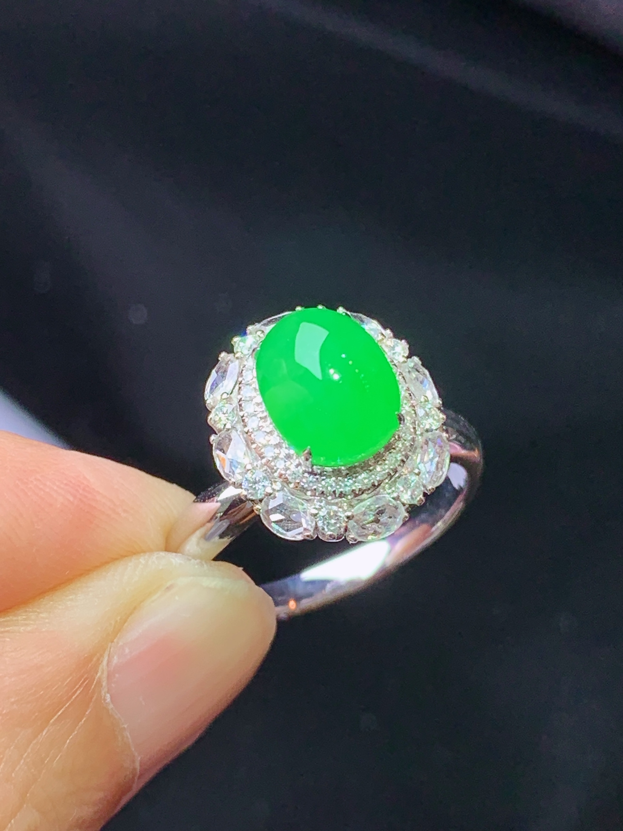 18k金钻镶嵌翠绿蛋面戒指 玉质细腻 色泽艳丽清新 水润亮眼 圈口13.5整体尺寸14*12.2*12k1