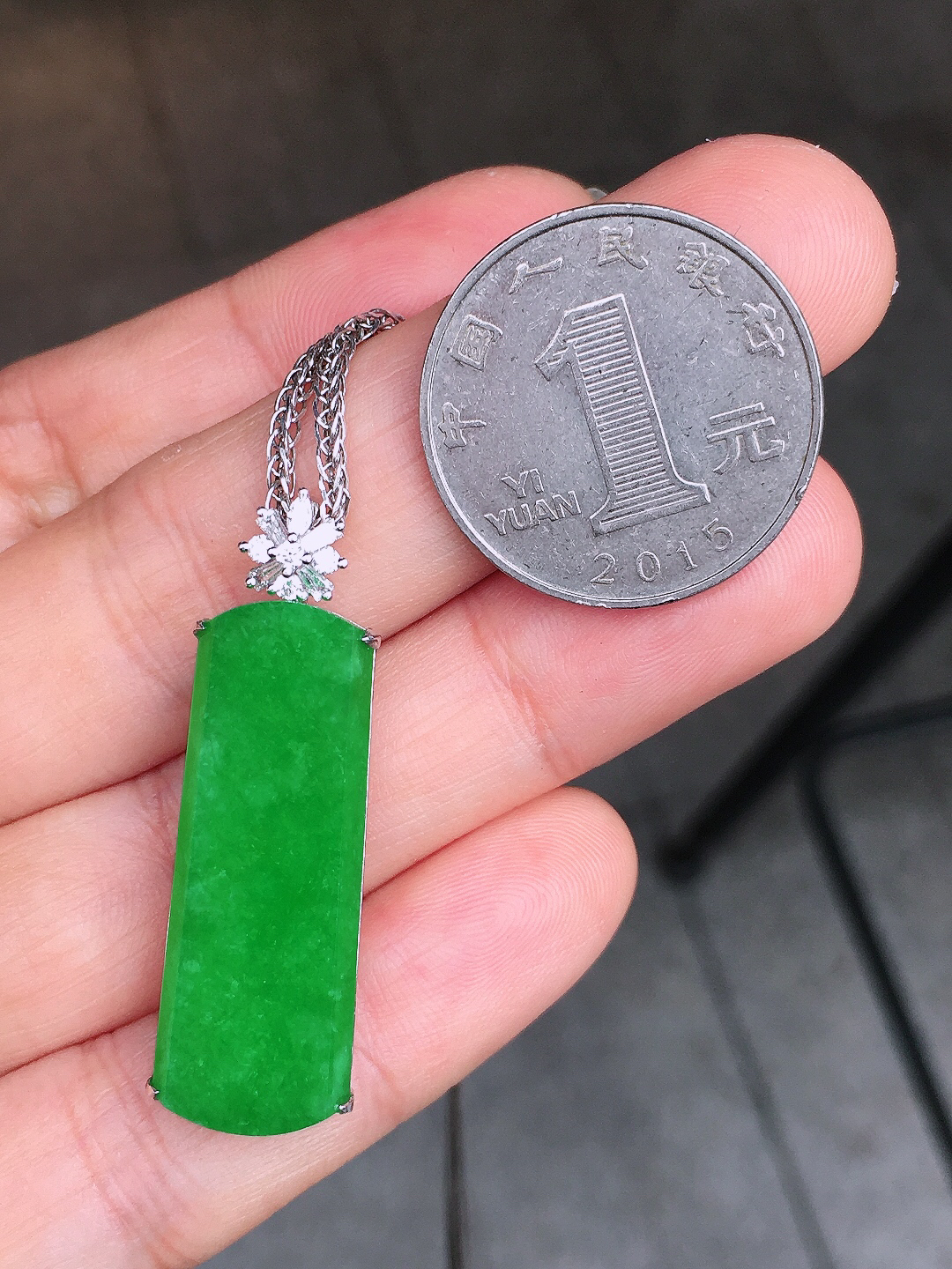 阳绿无事牌吊坠，色泽均匀艳丽，玉质细腻，荧光感超
强，饱满圆润，尽显优雅气质，18k
金豪华镶嵌