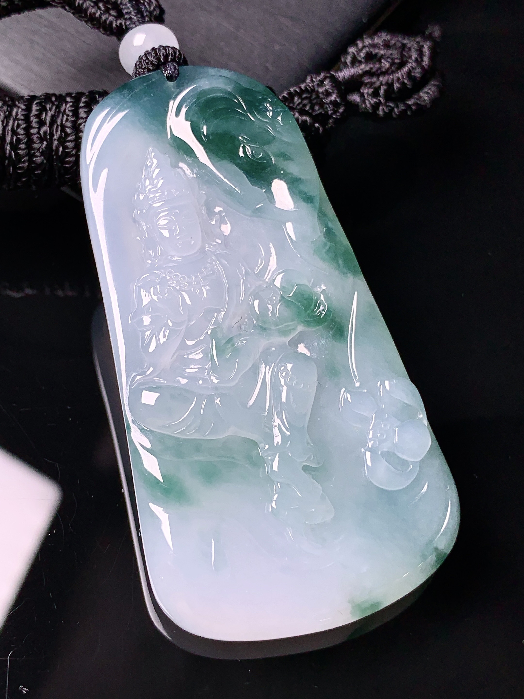 飘绿观音菩萨吊坠 玉质细腻 色泽艳丽清新 水润亮眼 整体尺寸61.5*33.2*6L1