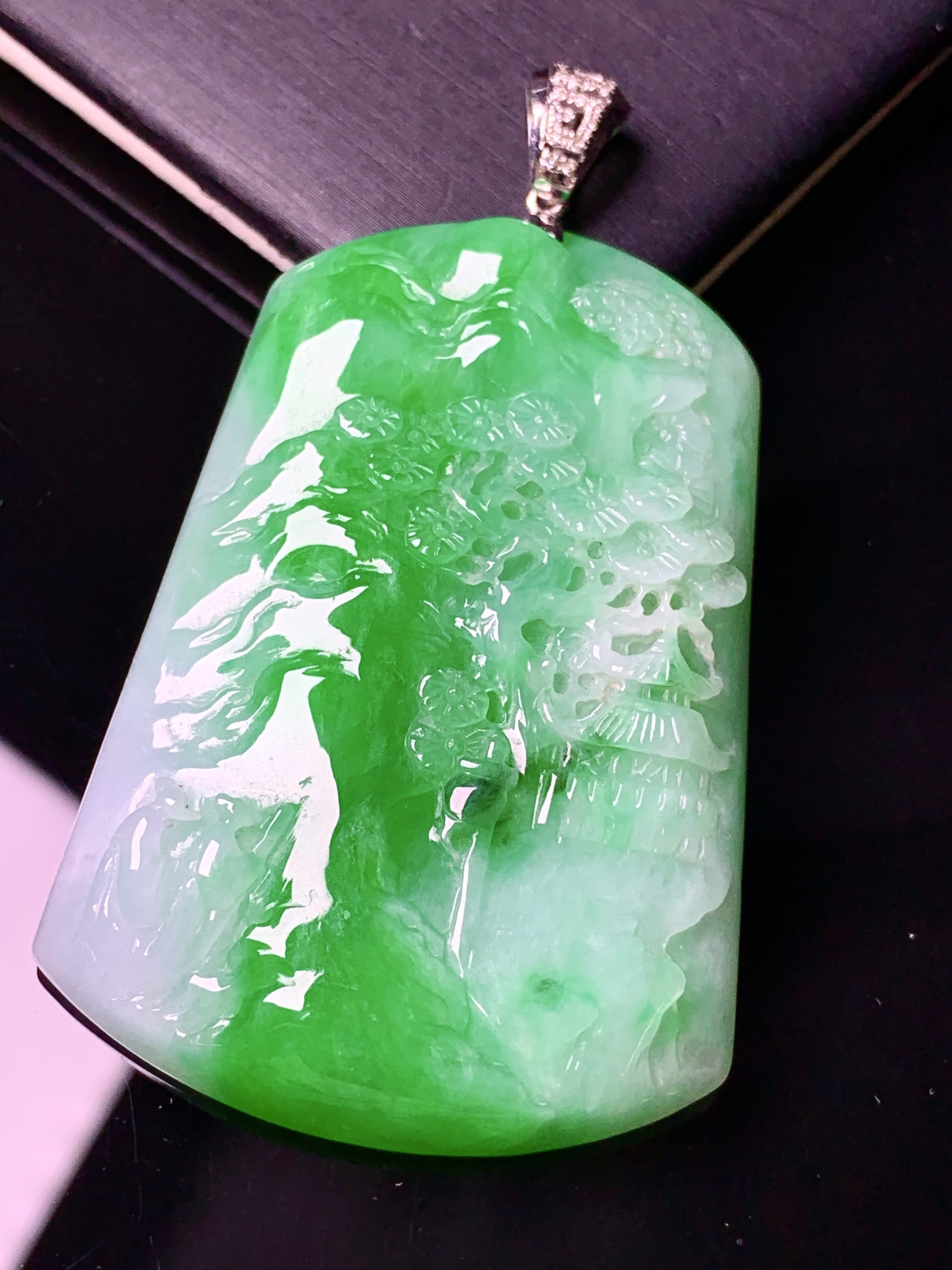 18k金镶嵌翠绿山水牌子吊坠 玉质细腻 色泽艳丽清新 水润亮眼 整体尺寸61.5*35.3*6.6L1