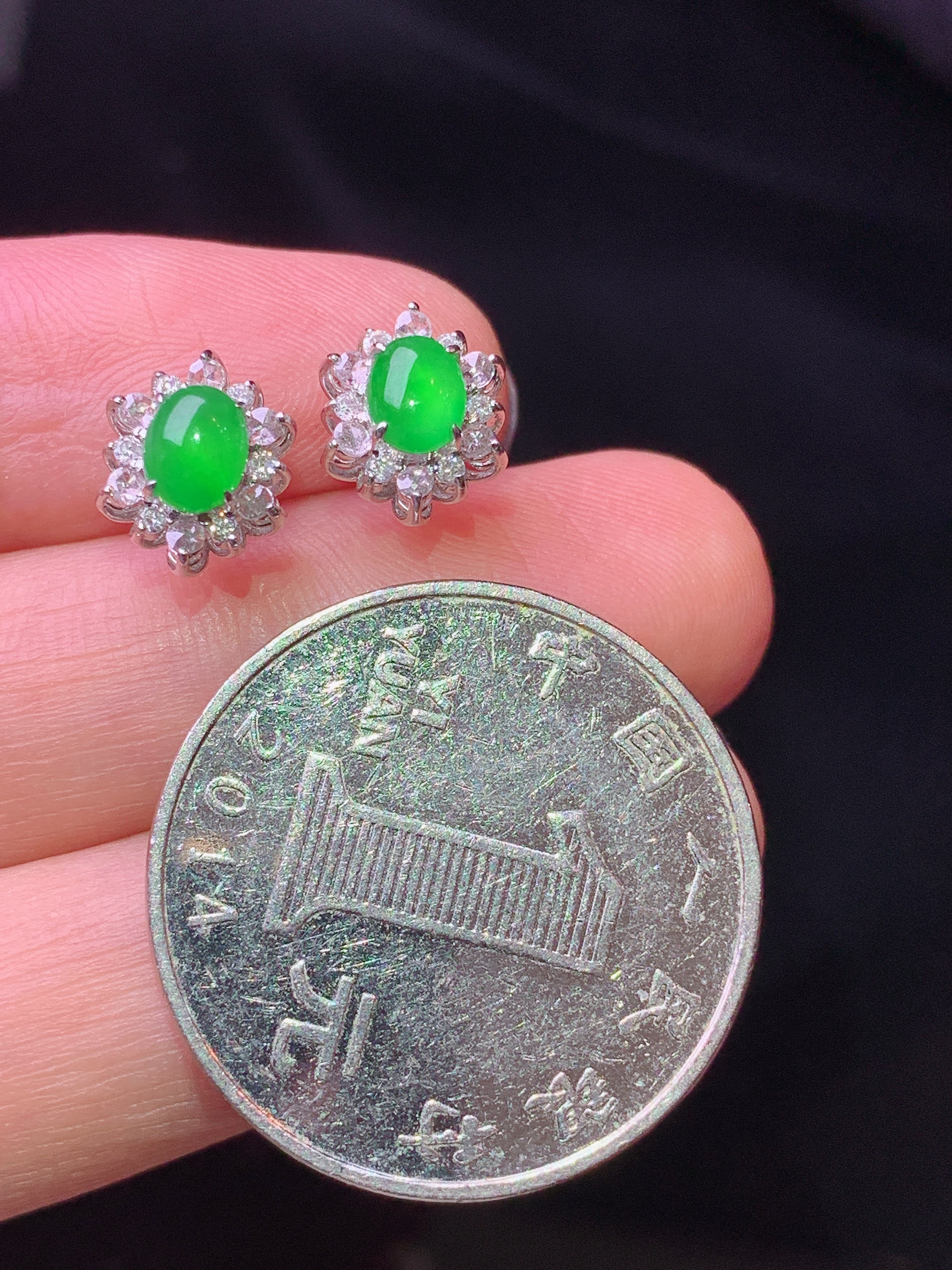 18k金钻镶嵌翠绿蛋面耳钉 玉质细腻 色泽艳丽清新 水润亮眼 整体尺寸9.5*7.7*5.8t1