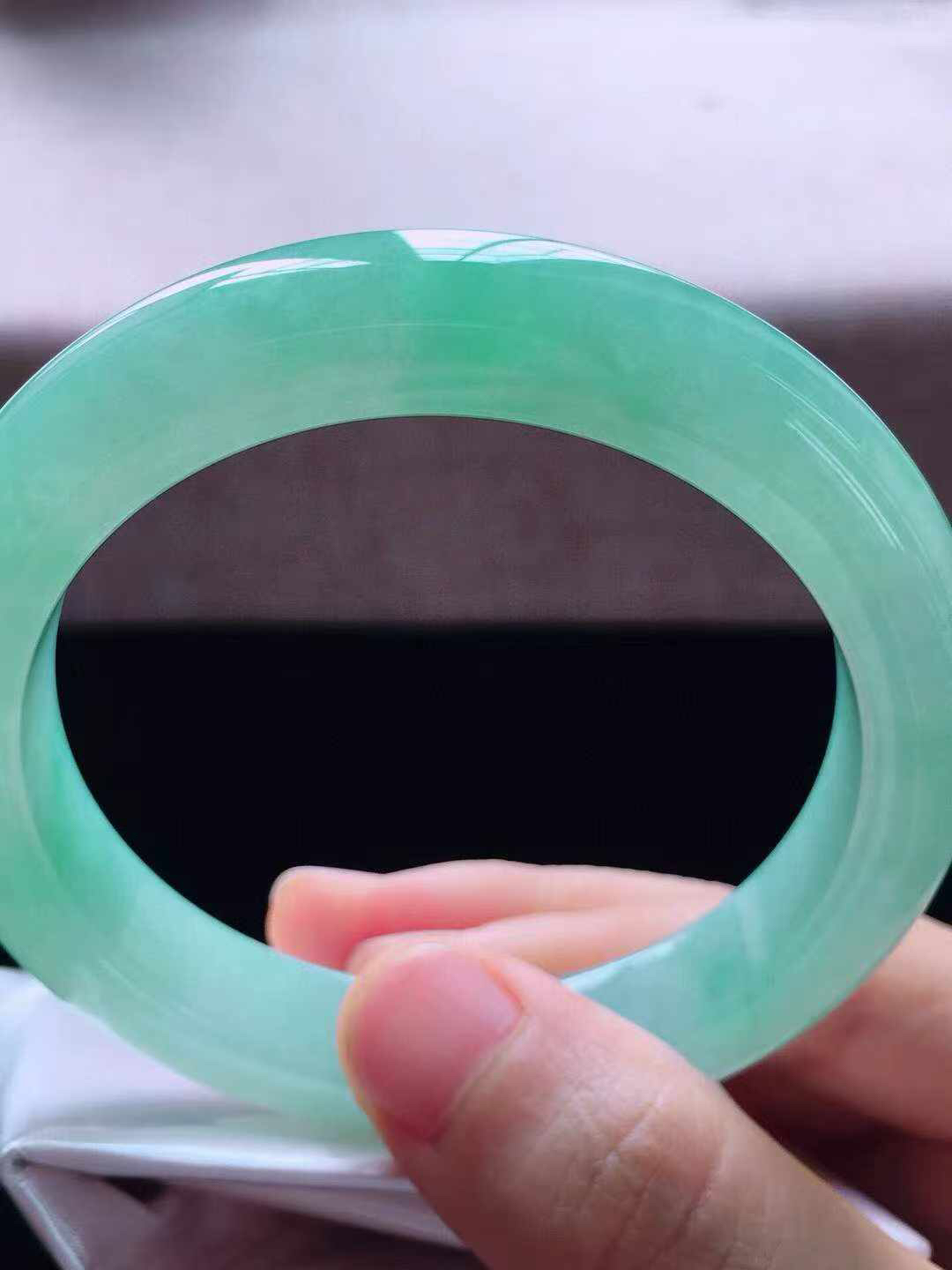 【翡翠名称】老坑种冰飘绿56.3正圈口手镯
【翡翠尺寸】56.3*11.5*9mm适合55-57.5正圈口佩戴
【翡翠描述】宝贝种老水足，玉质细腻，色泽靓丽，性价比高，佩戴效果好！
【其它赠送】权威证书/精美挂绳盒子/支持全国复检