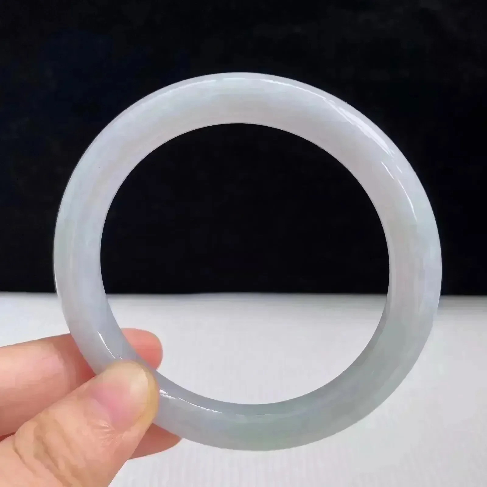 56mm自然光拍摄天然翡翠A货淡绿好种水圆条手镯 40.40克