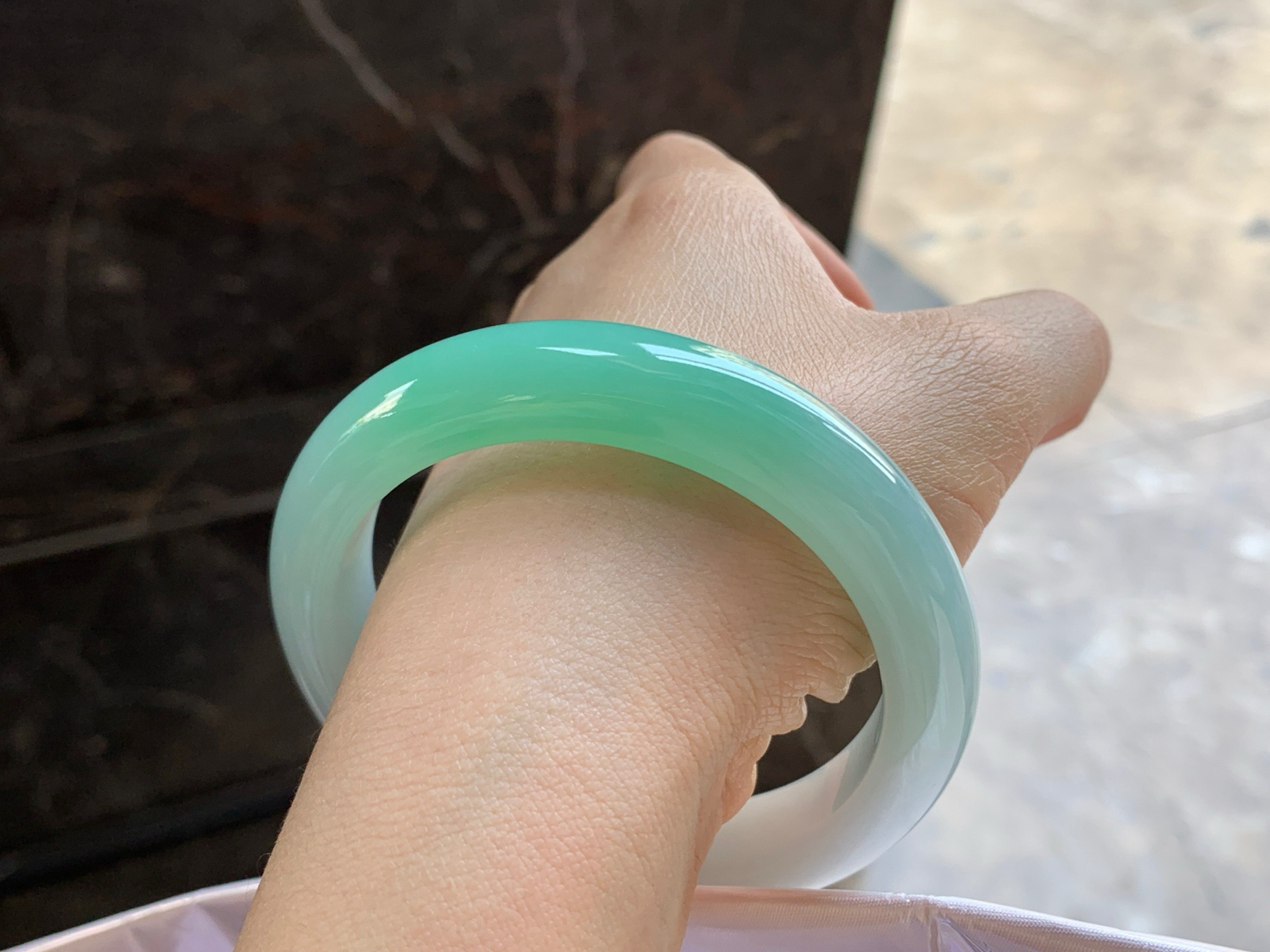 57-12.5-8.9

晴绿手镯^_^鲜艳 玉质温润