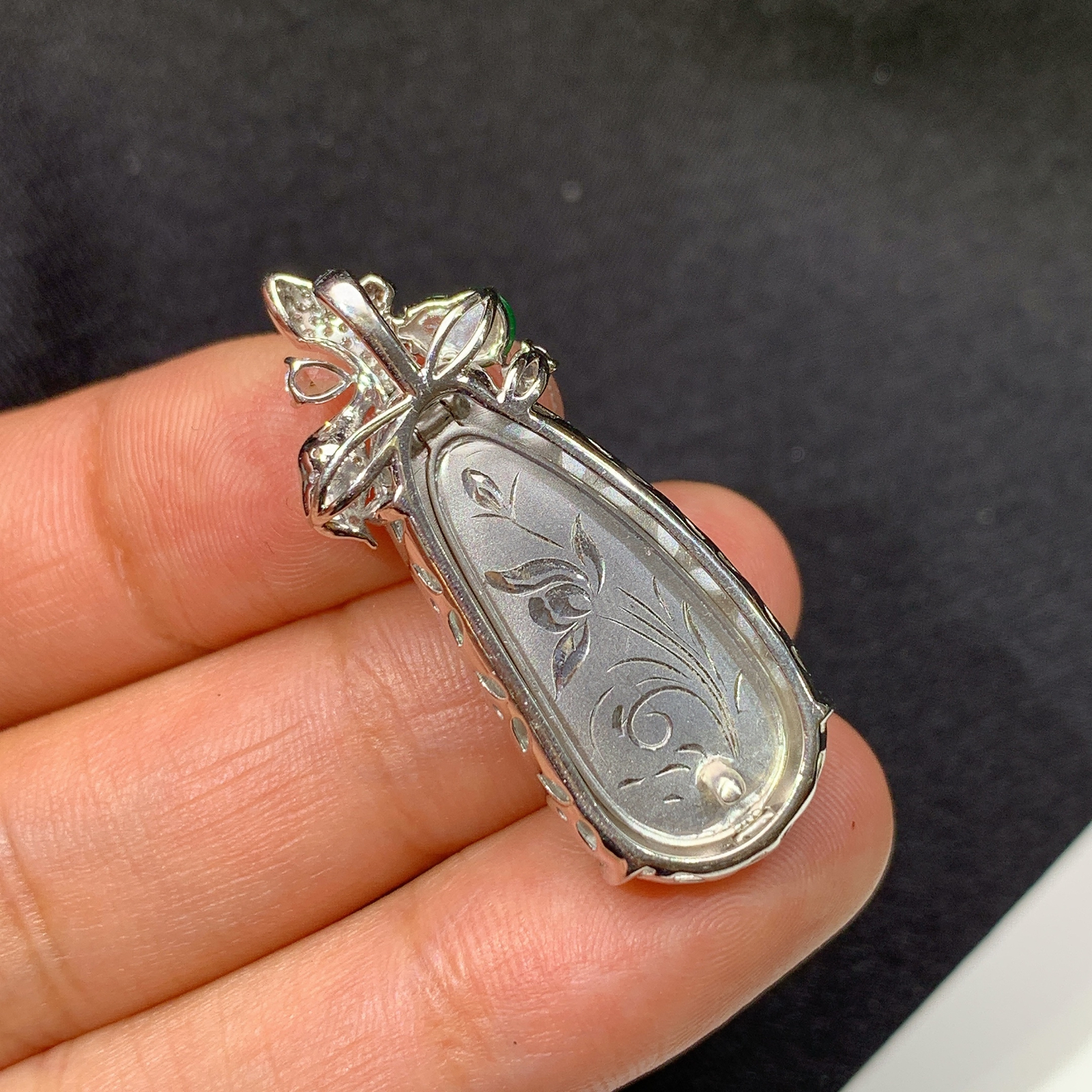 冰飘绿福豆吊坠，18k金镶嵌，冰润饱满，玉质细腻，种水足，Jz 尺寸35.3*13.6*7