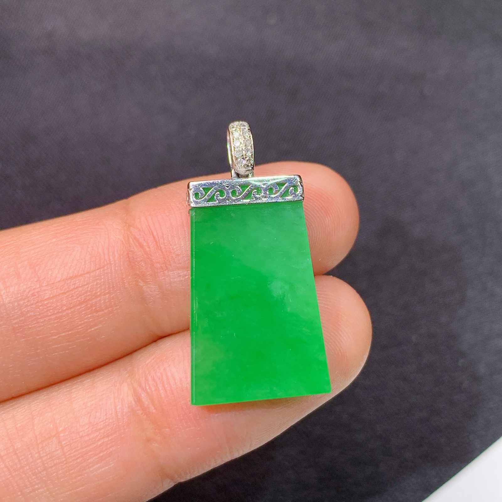 阳绿无事牌吊坠，18k金镶嵌，冰润色阳，种水足，Lh 尺寸26.2*12.8*3