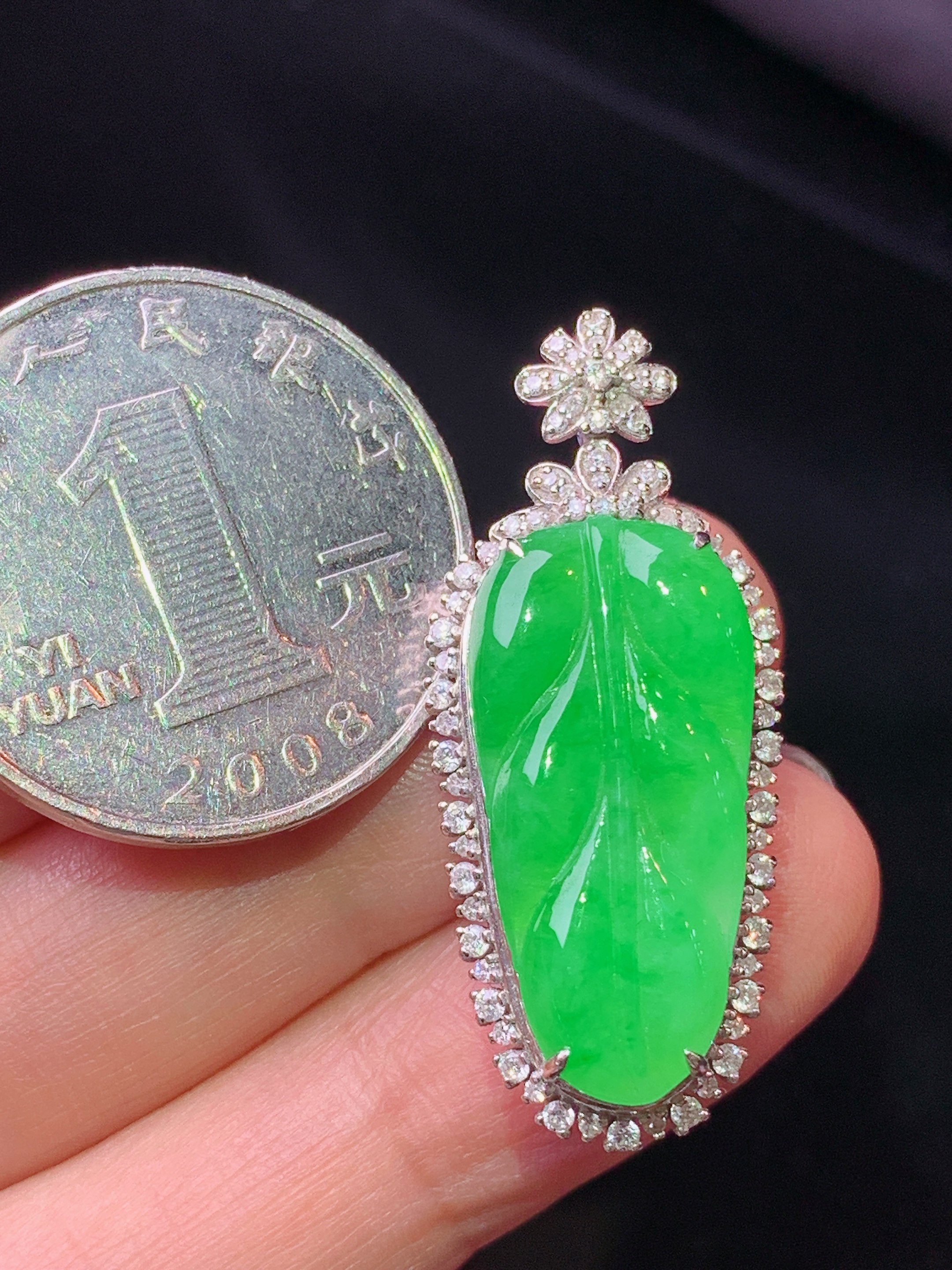 18k金钻镶嵌满绿树叶吊坠 玉质细腻 色泽艳丽清新 水润亮眼 整体尺寸34.6*14.6*8.8k1