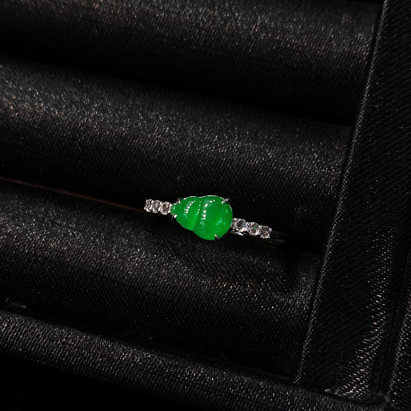 冰阳绿葫芦戒指 
好可爱！好精致！好饱满！
种水色形态都好！上手很有存在感
18k金镶嵌
尺寸如图