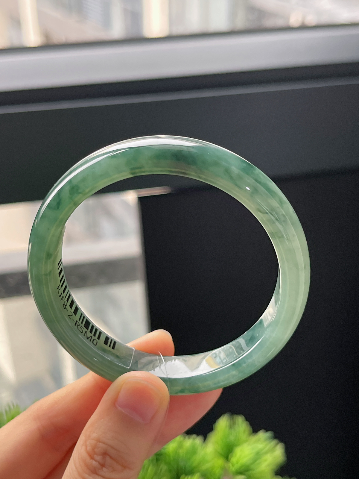 正圈55.8圈口，翡翠冰糯种飘绿手镯