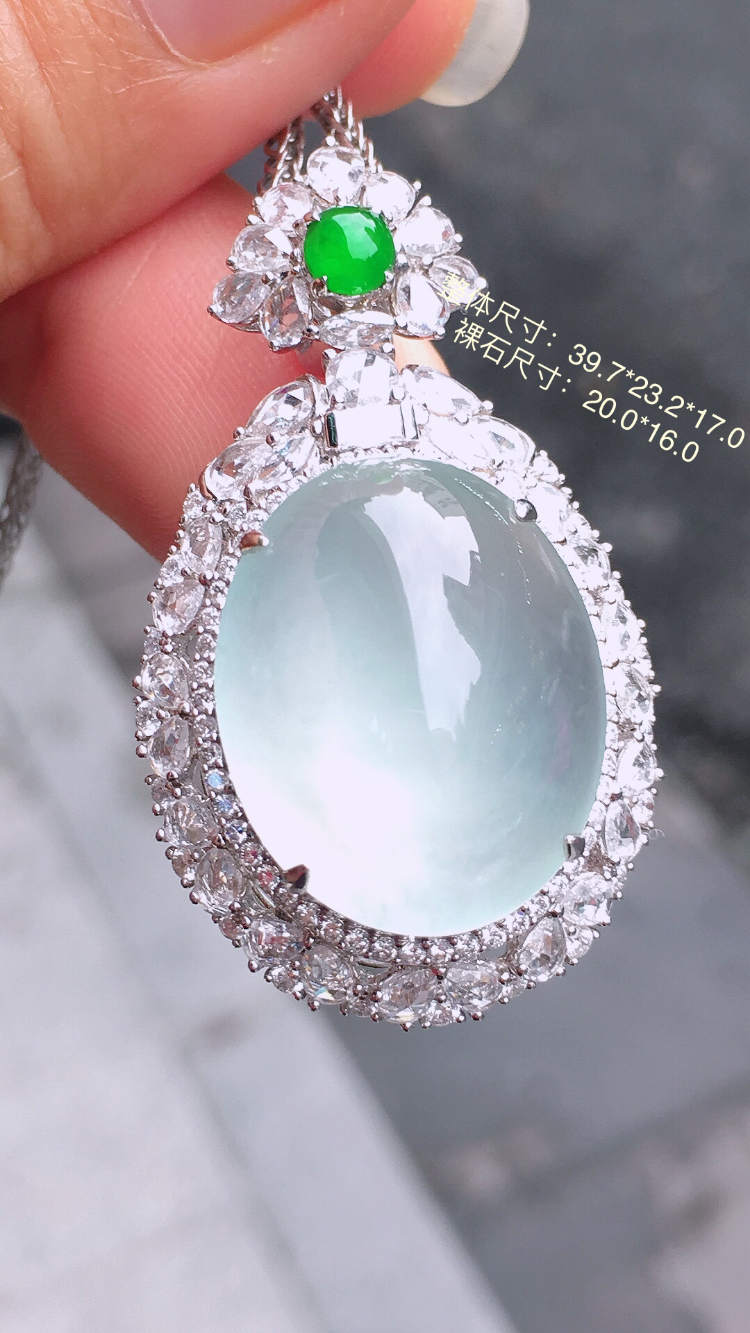 冰种蛋面吊坠，玉质细腻，荧光感超
强，饱满圆润，尽显优雅气质，18k
金豪华镶嵌