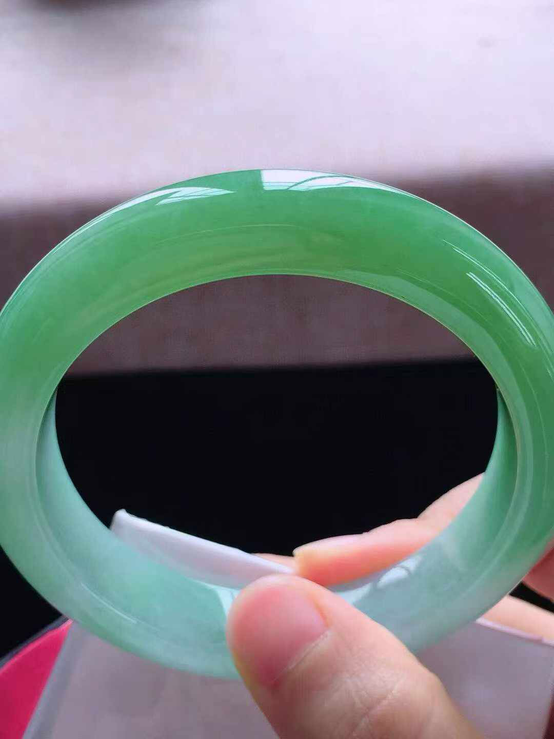 【翡翠名称】老种冰飘绿58正圈口翡翠手镯
【翡翠尺寸】58*12.8*9mm适合57-59正圈口佩戴
【翡翠描述】宝贝种老水足，玉质细腻，色泽靓丽，性价比高，佩戴效果好！
【其它赠送】权威证书/精美挂绳盒子/支持全国复检