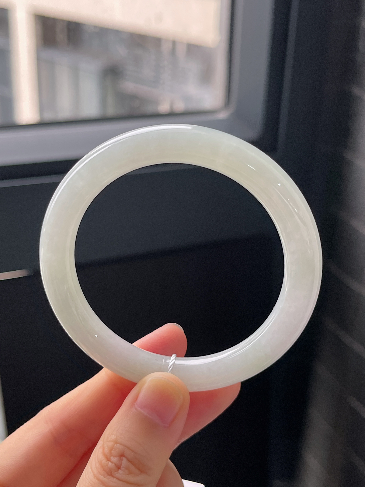 圆镯52.9圈口，翡翠冰糯种淡绿色手镯