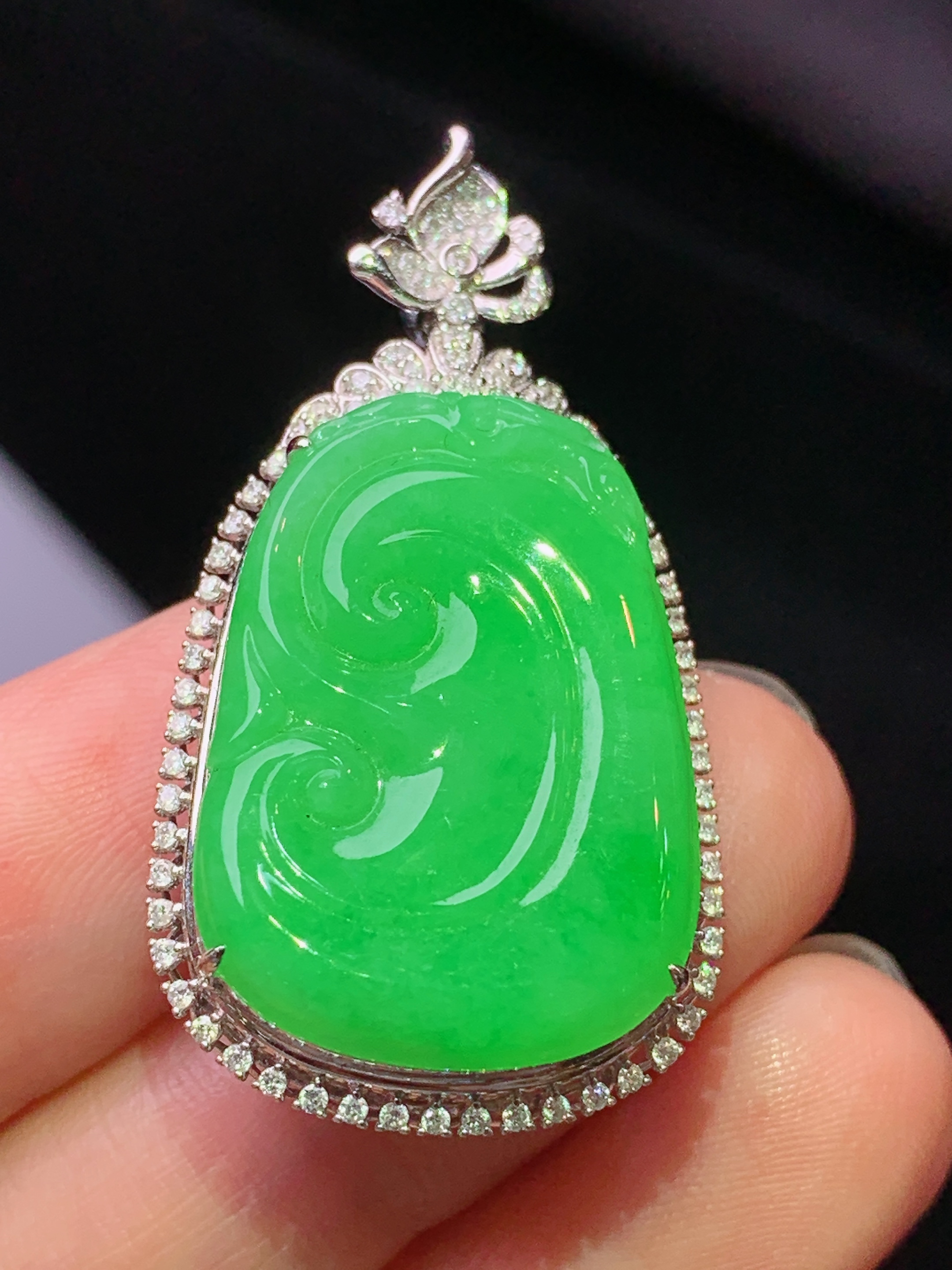 18k金钻镶嵌翠绿如意吊坠 玉质细腻 色泽艳丽清新 水润亮眼 整体尺寸38.5*20.5*9.8k1