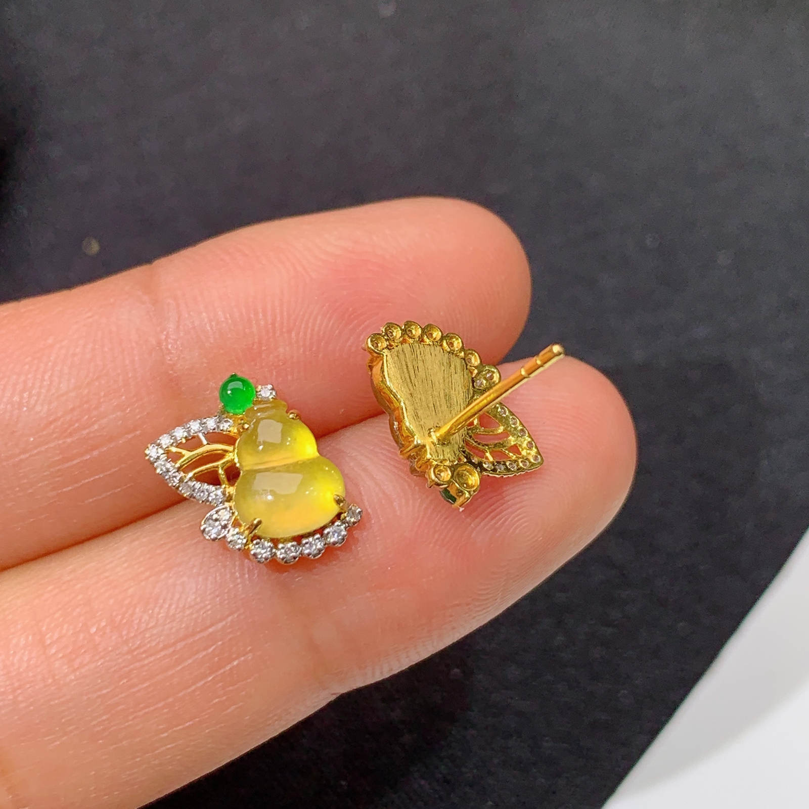 冰黄翡葫芦耳钉，18k金镶嵌，款式新颖，冰润鲜艳，种水足，Mi 尺寸6.6*5.3*2