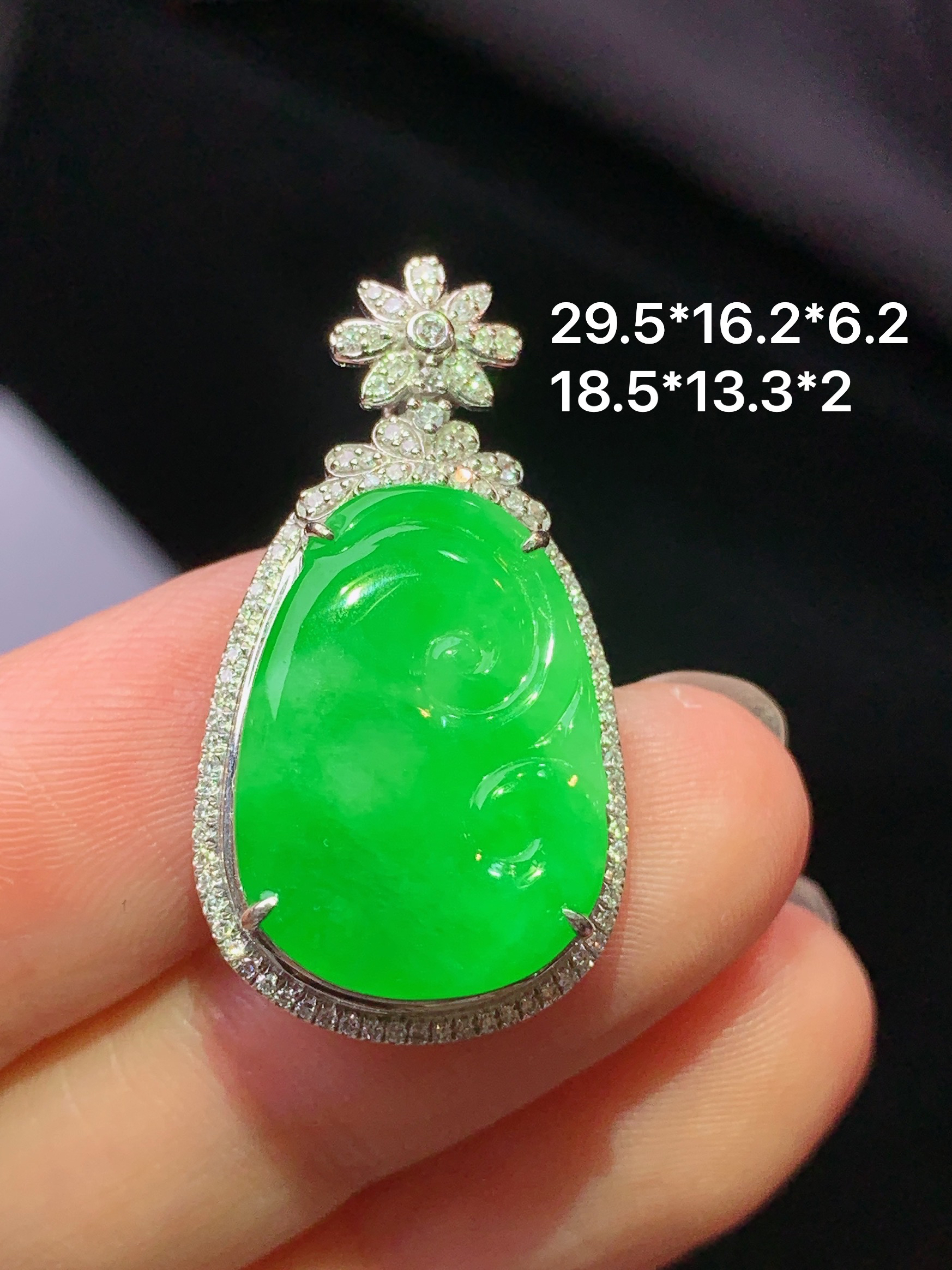 18k金钻镶嵌翠绿如意吊坠 玉质细腻 色泽艳丽清新 水润亮眼 整体尺寸29.5*16.2*6.2k1