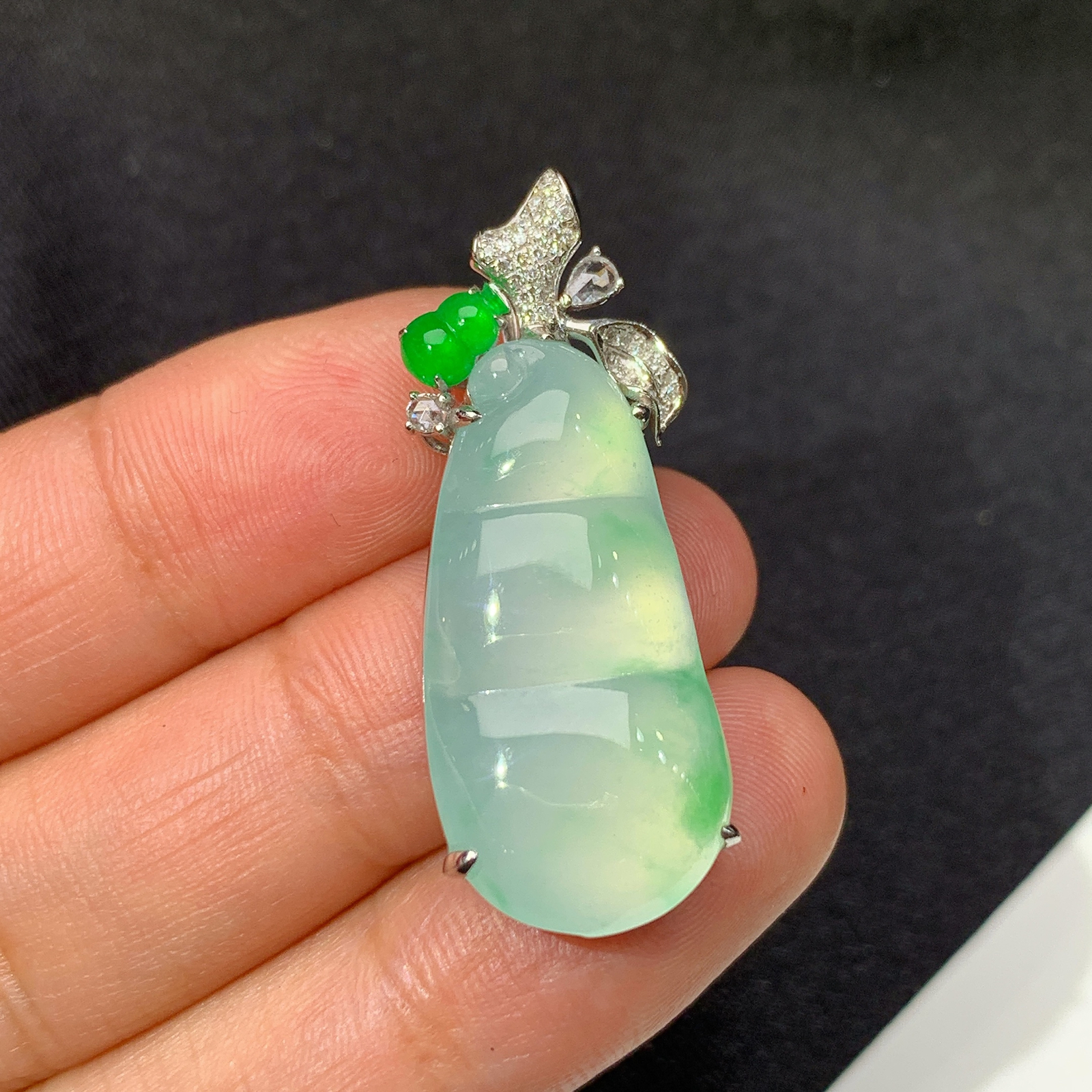 冰飘绿福豆吊坠，18k金镶嵌，冰润饱满，玉质细腻，种水足，Jz 尺寸35.3*13.6*7