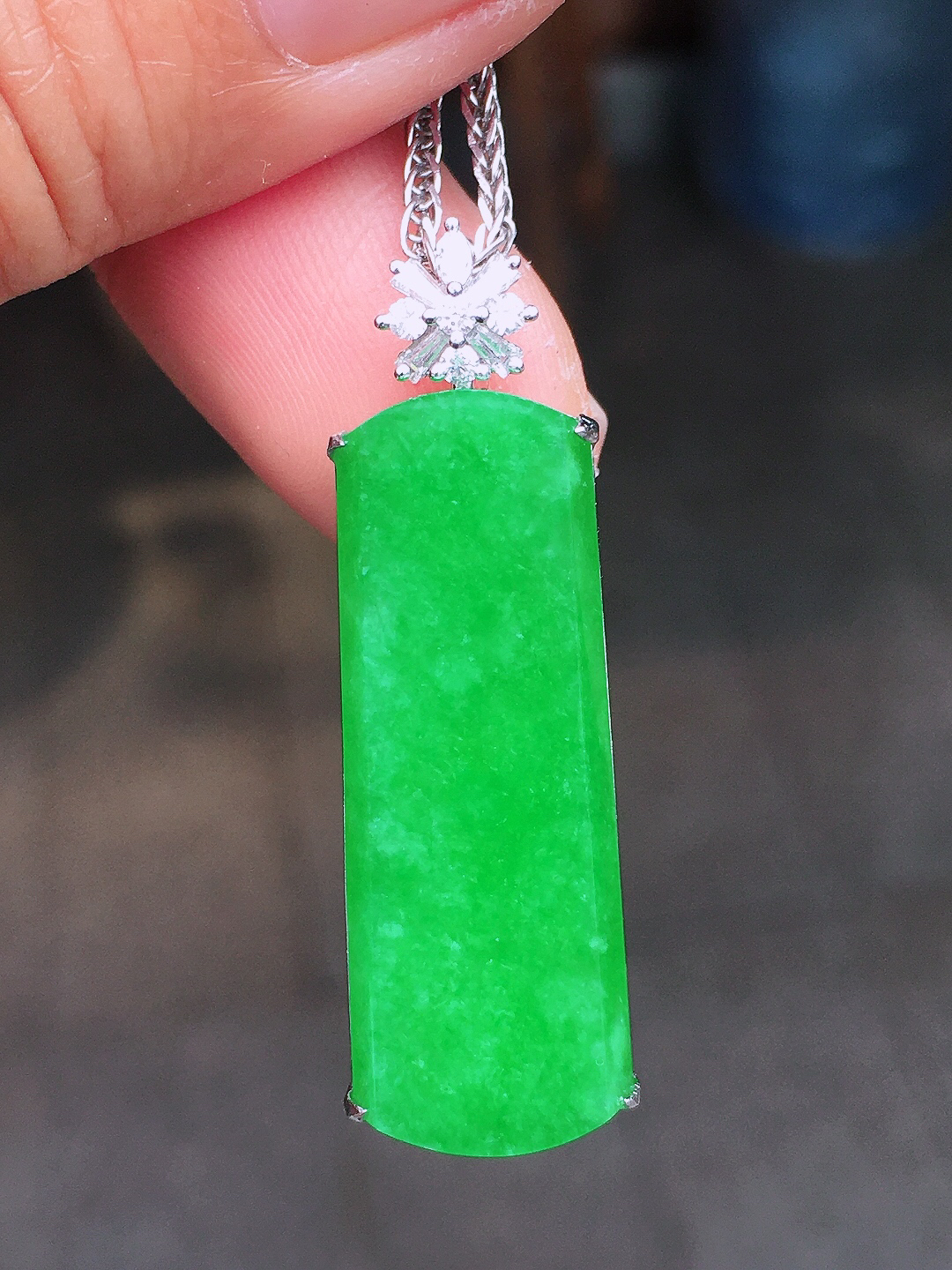 阳绿无事牌吊坠，色泽均匀艳丽，玉质细腻，荧光感超
强，饱满圆润，尽显优雅气质，18k
金豪华镶嵌