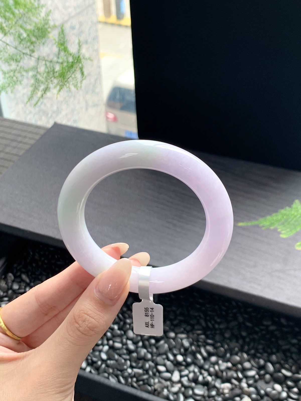 春彩圆条手镯那柔美的紫色，不张扬，低调奢华，举手投足间都散发着迷人的魅力55-12-12mm