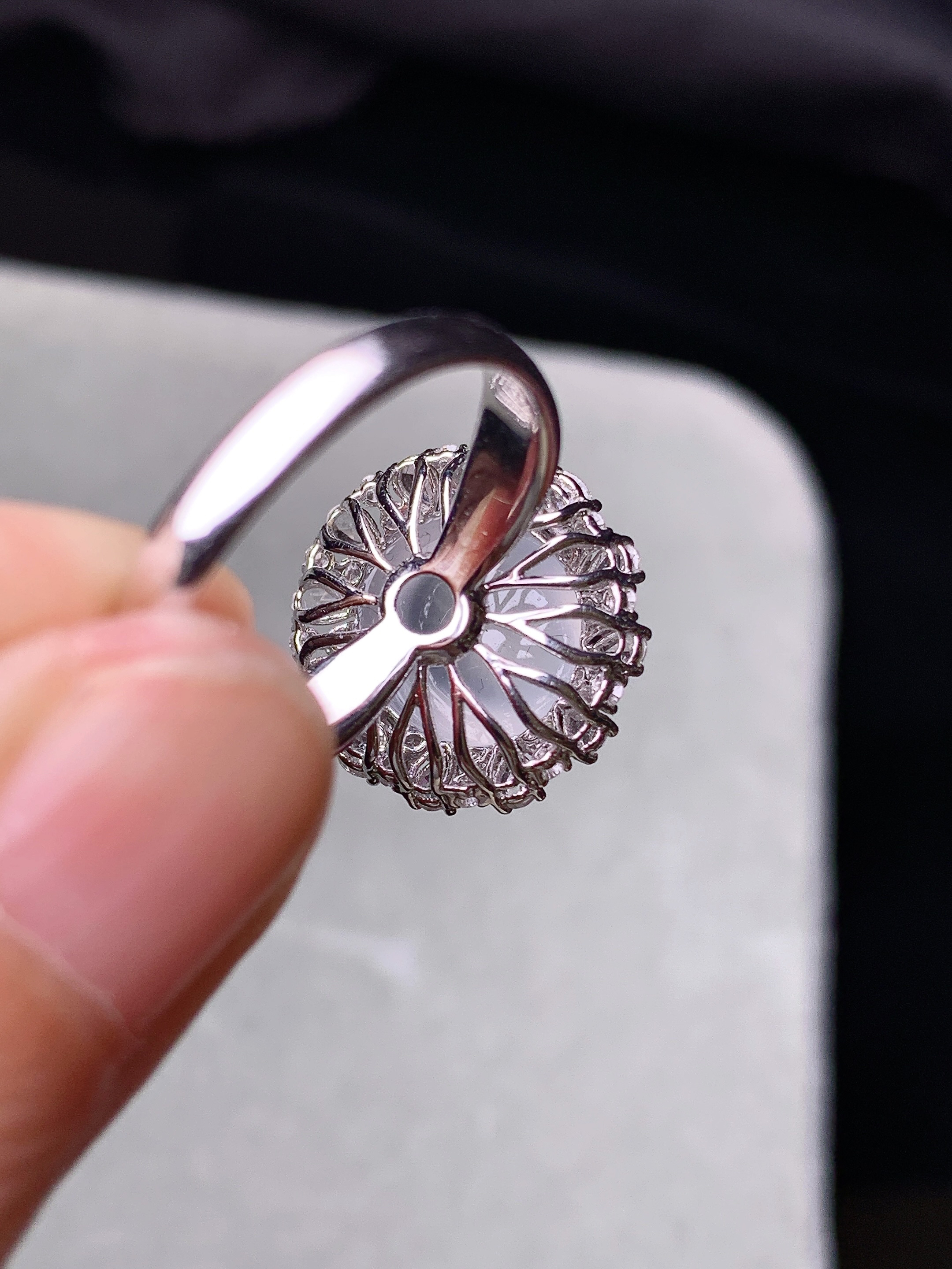 18k金钻镶嵌冰种蛋面戒指 玉质细腻 色泽艳丽清新 水润亮眼 圈口14.5 整体尺寸15.8*15*11t1