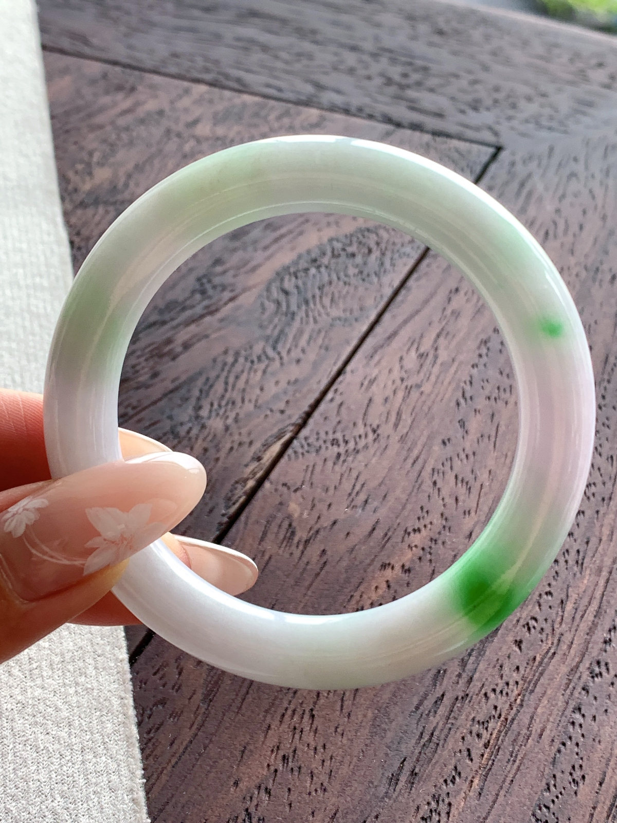 【手镯】🫧圆条 圈口53 54
【尺寸】52.4-8.8-9.3
【说明】白底青 飘绿花 冰飘花 小圈口 种老细腻 缅甸A货翡翠 无纹裂