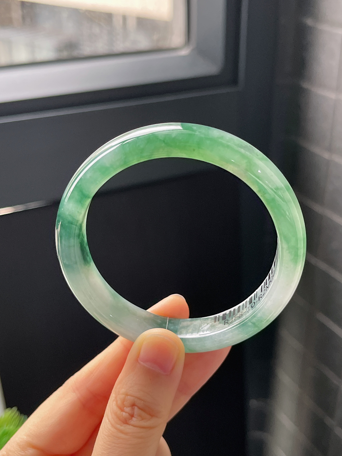 正圈55.8圈口，翡翠冰糯种飘绿手镯