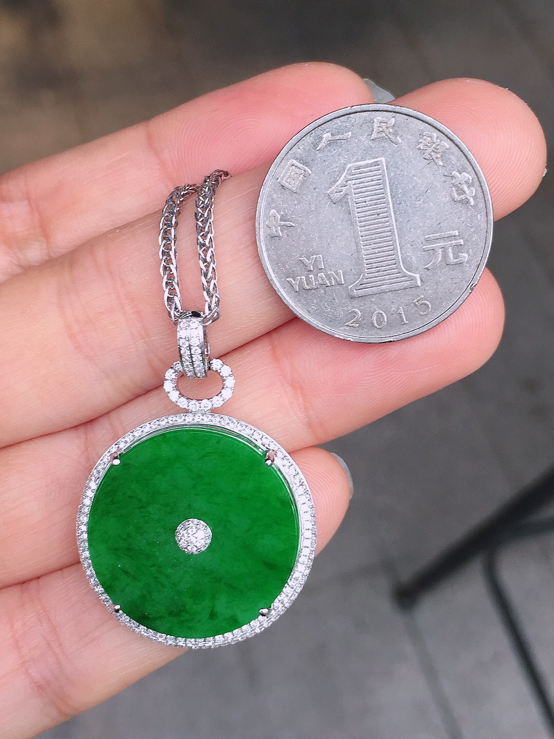 阳绿平安扣吊坠，色泽均匀艳丽，玉质细腻，荧光感超
强，饱满圆润，尽显优雅气质，18k
金豪华镶嵌