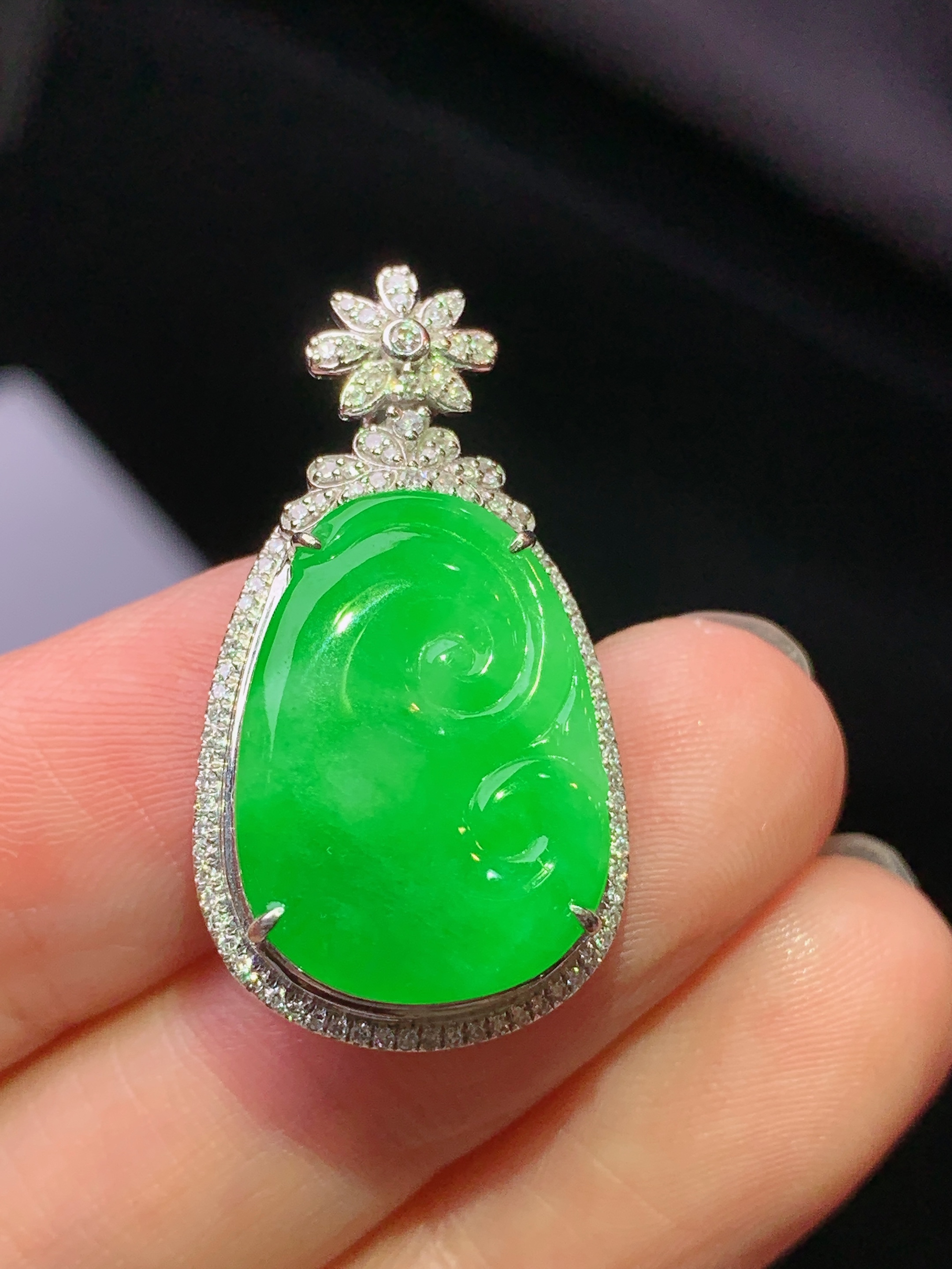 18k金钻镶嵌翠绿如意吊坠 玉质细腻 色泽艳丽清新 水润亮眼 整体尺寸29.5*16.2*6.2k1