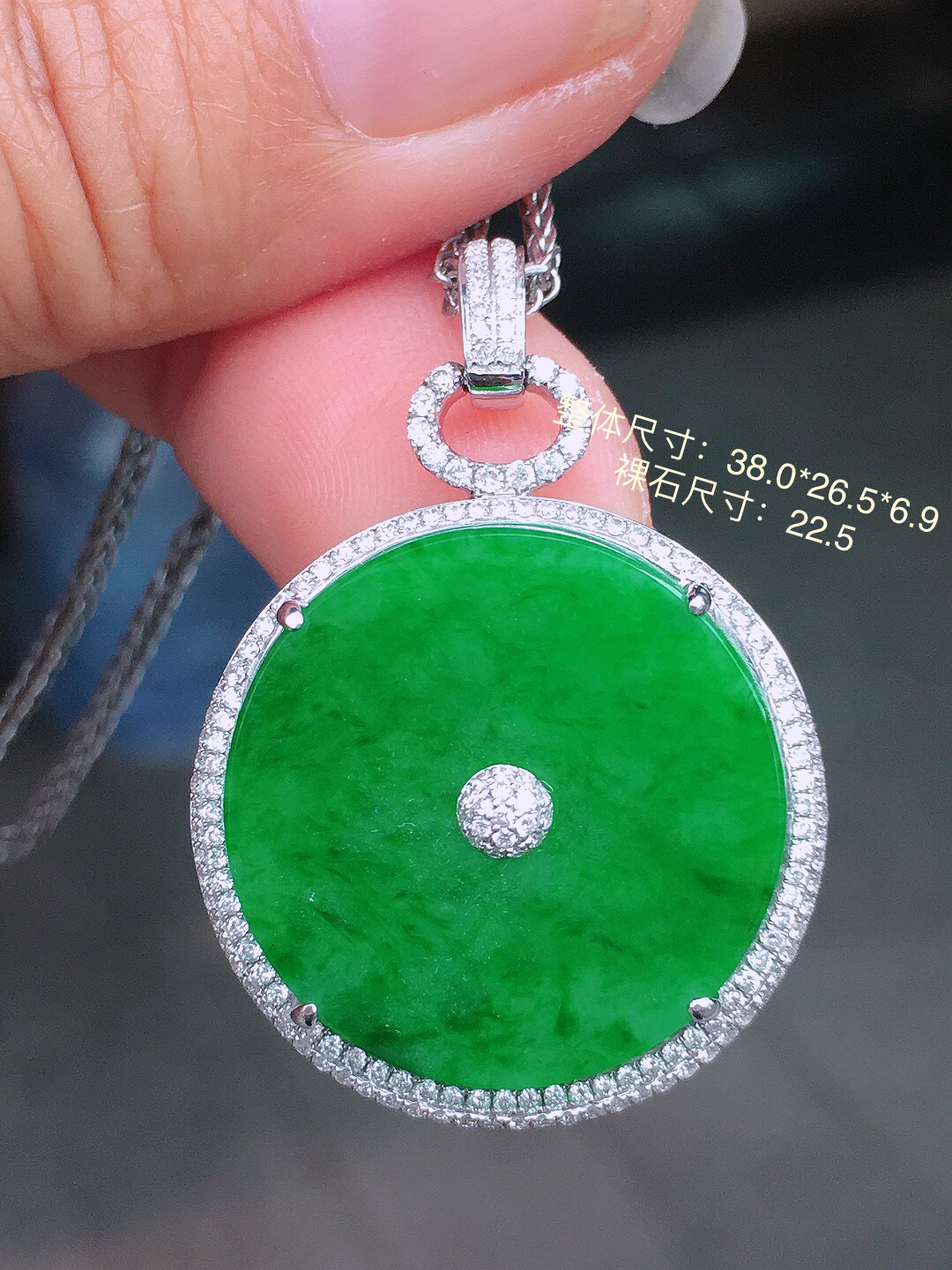 阳绿平安扣吊坠，色泽均匀艳丽，玉质细腻，荧光感超
强，饱满圆润，尽显优雅气质，18k
金豪华镶嵌