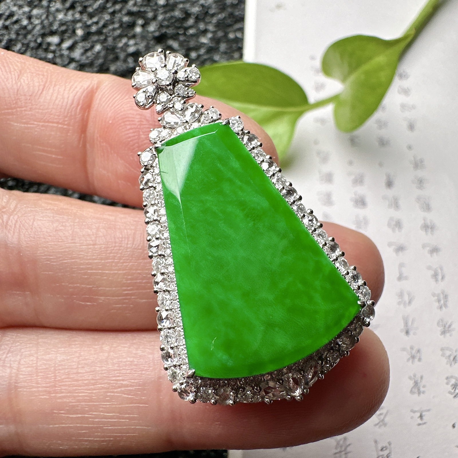 【冰种满绿无事牌】飘浓绿色泽，种水上乘，通透闪亮，晶莹剔透。18K金钻镶嵌，裸石尺寸24.2*16.