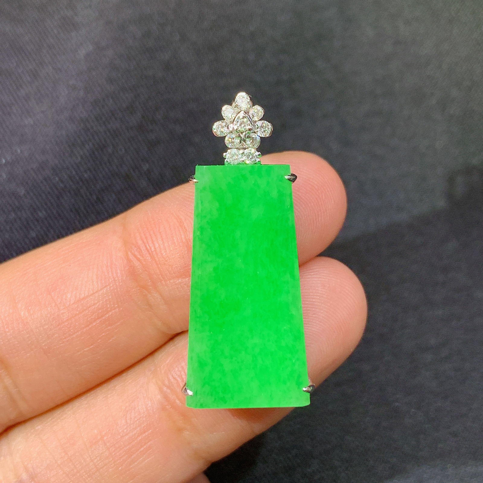 阳绿无事牌吊坠，18k金镶嵌，冰润色阳，玉质细腻，种水足，Xj 尺寸30.3*12.7*7.4