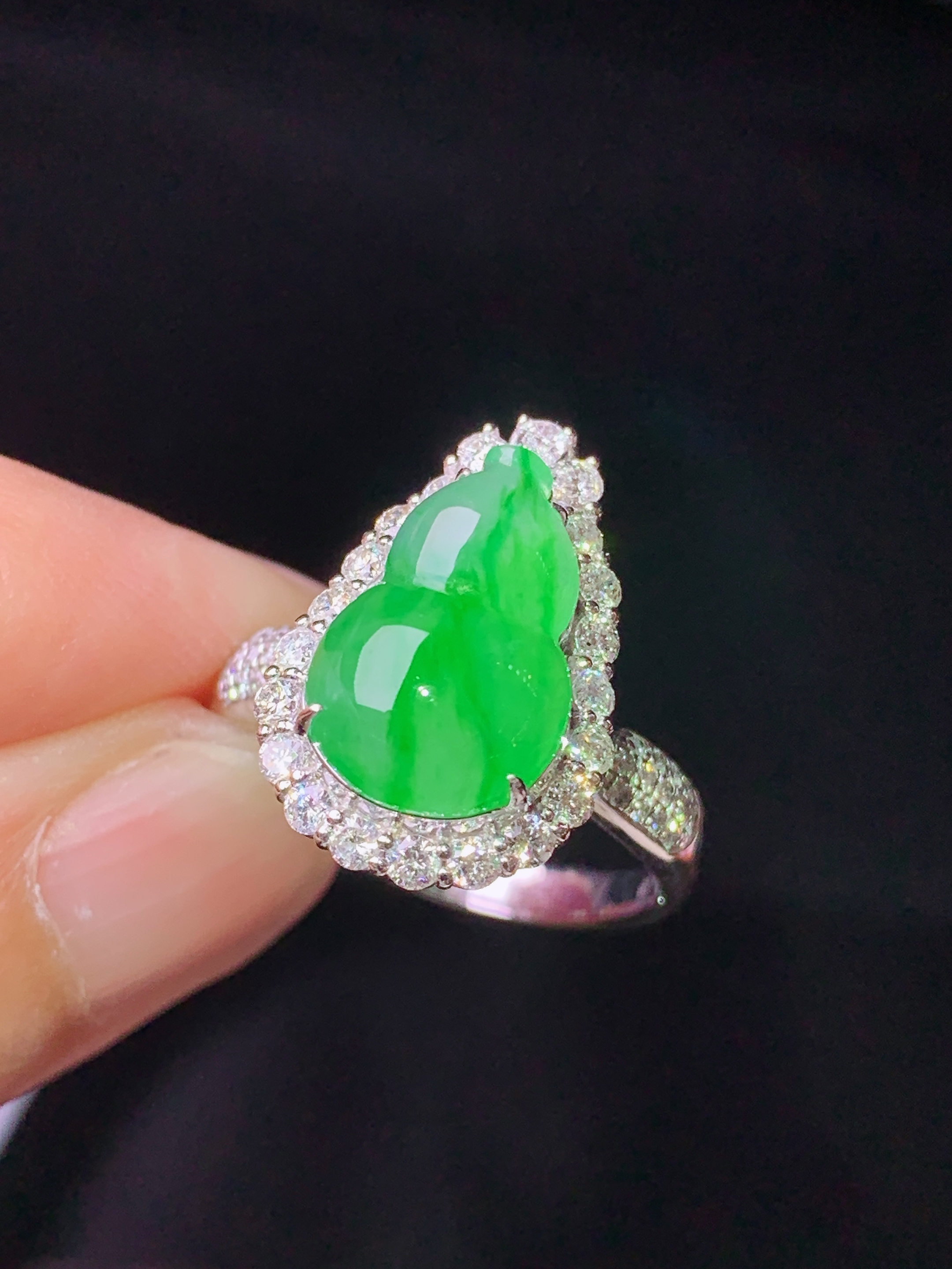 18k金钻镶嵌翠绿葫芦戒指吊坠两用款 玉质细腻 色泽艳丽清新 水润亮眼 圈口14.5 整体尺寸23.8*12.5*10.8m5