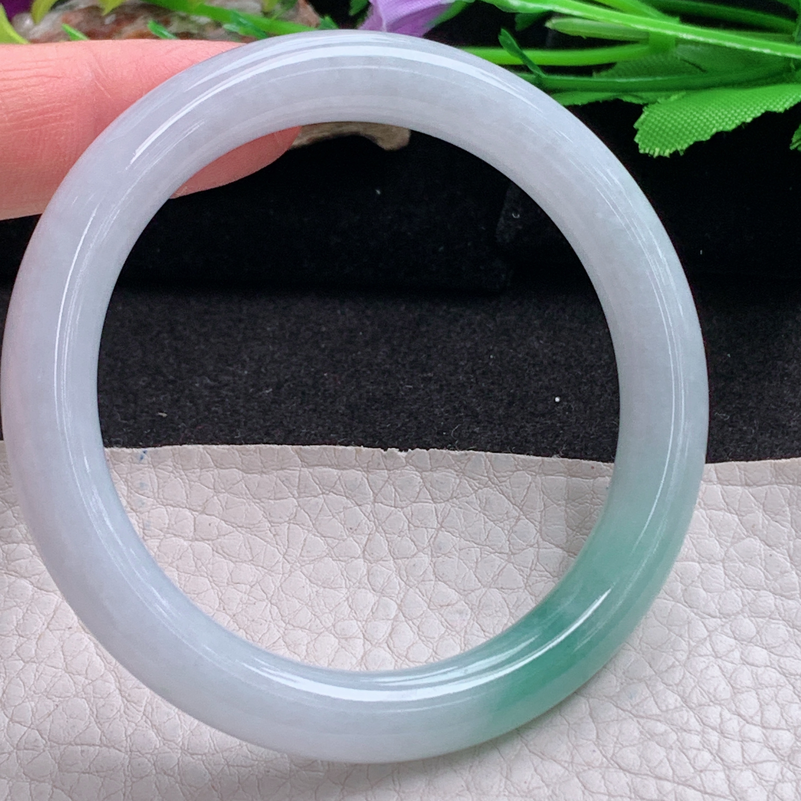 n实拍55*9美人镯 天然翡翠a货手镯水润飘花圆条正圈玉镯子