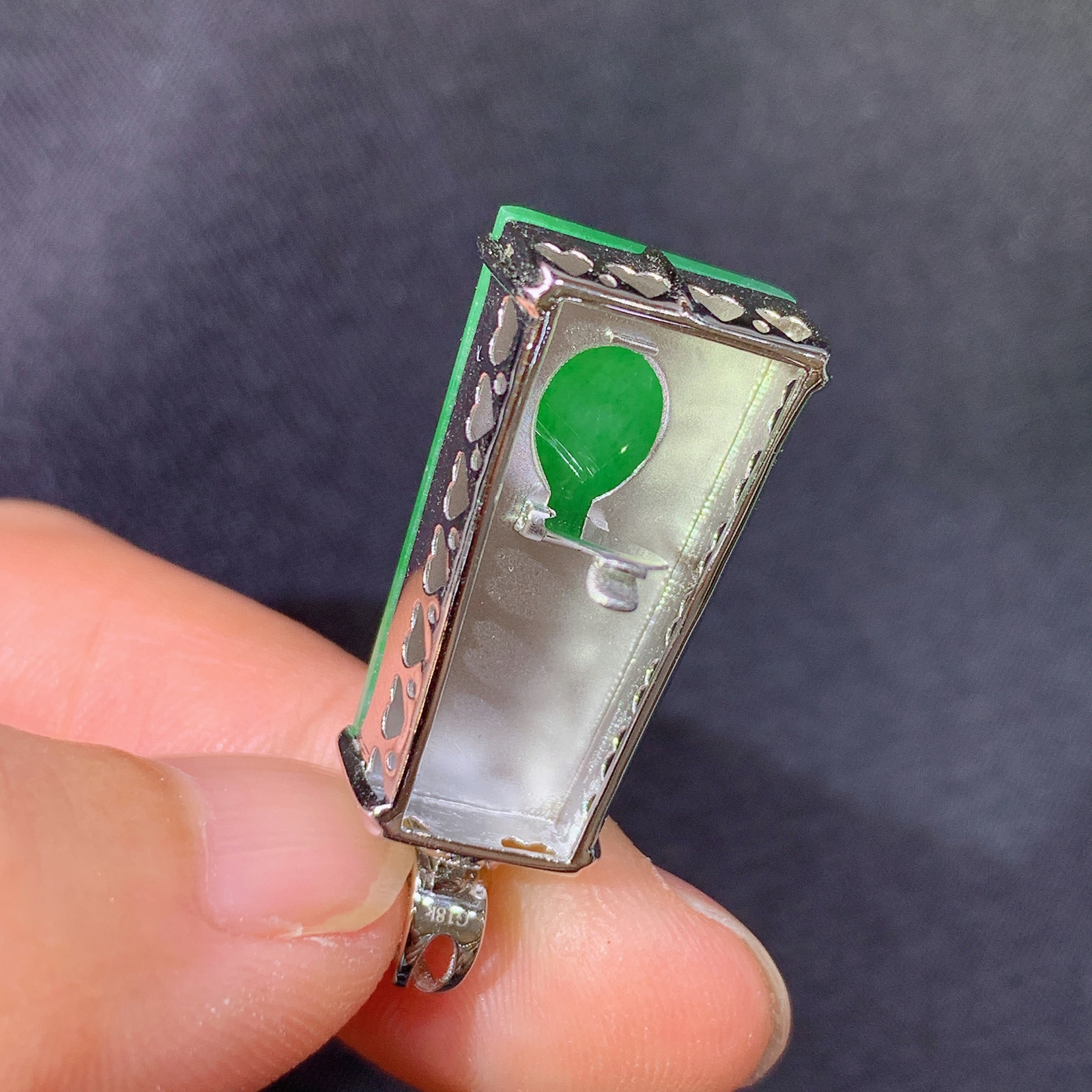 阳绿无事牌吊坠，18k金镶嵌，冰润色阳，玉质细腻，种水足，Xj 尺寸30.3*12.7*7.4