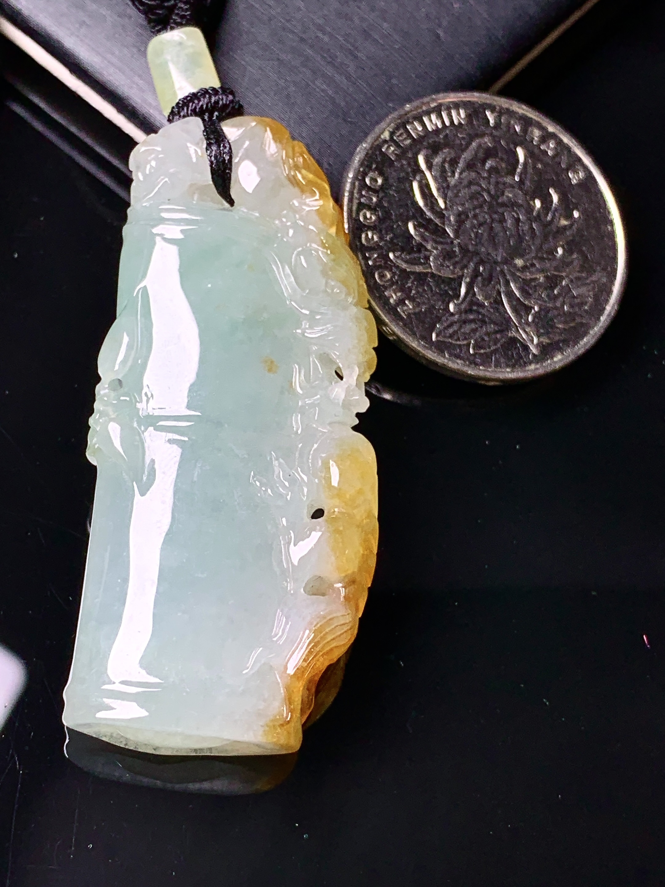 淡绿飘黄翡竹节吊坠 玉质细腻 色泽艳丽清新 水润亮眼 整体尺寸49.2*21.5*6.8L1