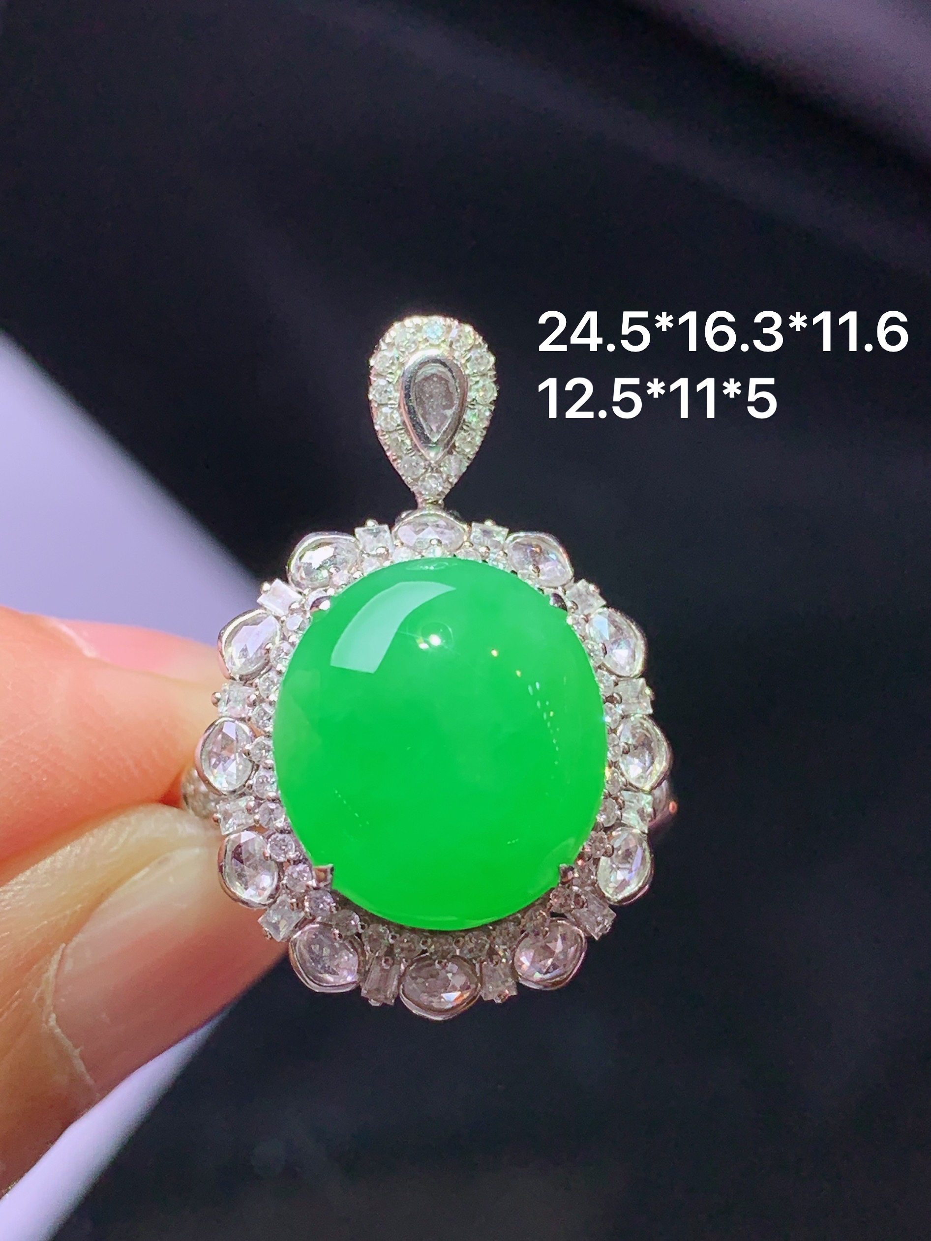 18k金钻镶嵌翠绿蛋面戒指吊坠两用款 玉质细腻 色泽艳丽清新 水润亮眼 圈口14 整体尺寸24.5*16.3*11.6k1