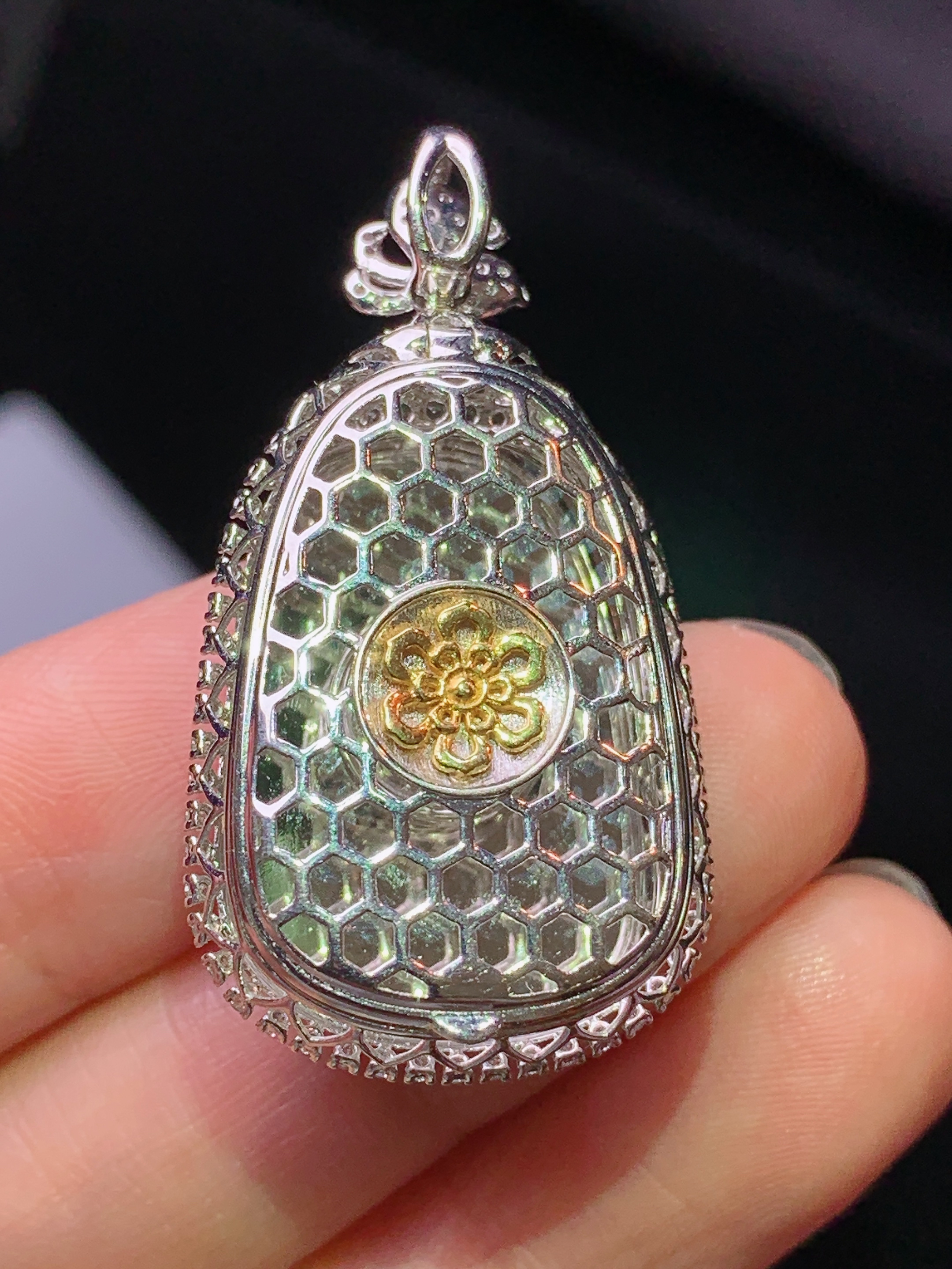 18k金钻镶嵌翠绿如意吊坠 玉质细腻 色泽艳丽清新 水润亮眼 整体尺寸38.5*20.5*9.8k1