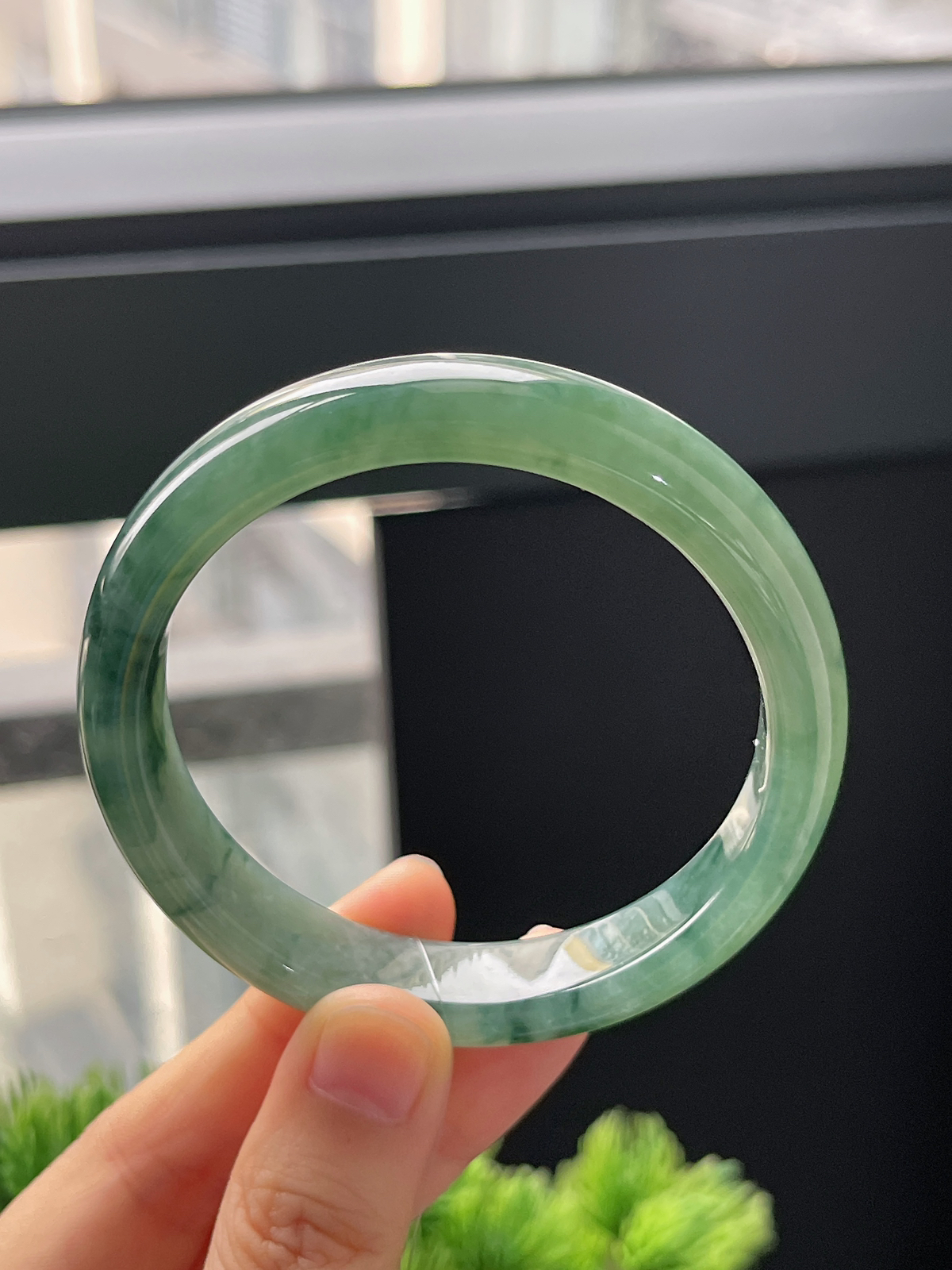 正圈55.8圈口，翡翠冰糯种飘绿手镯